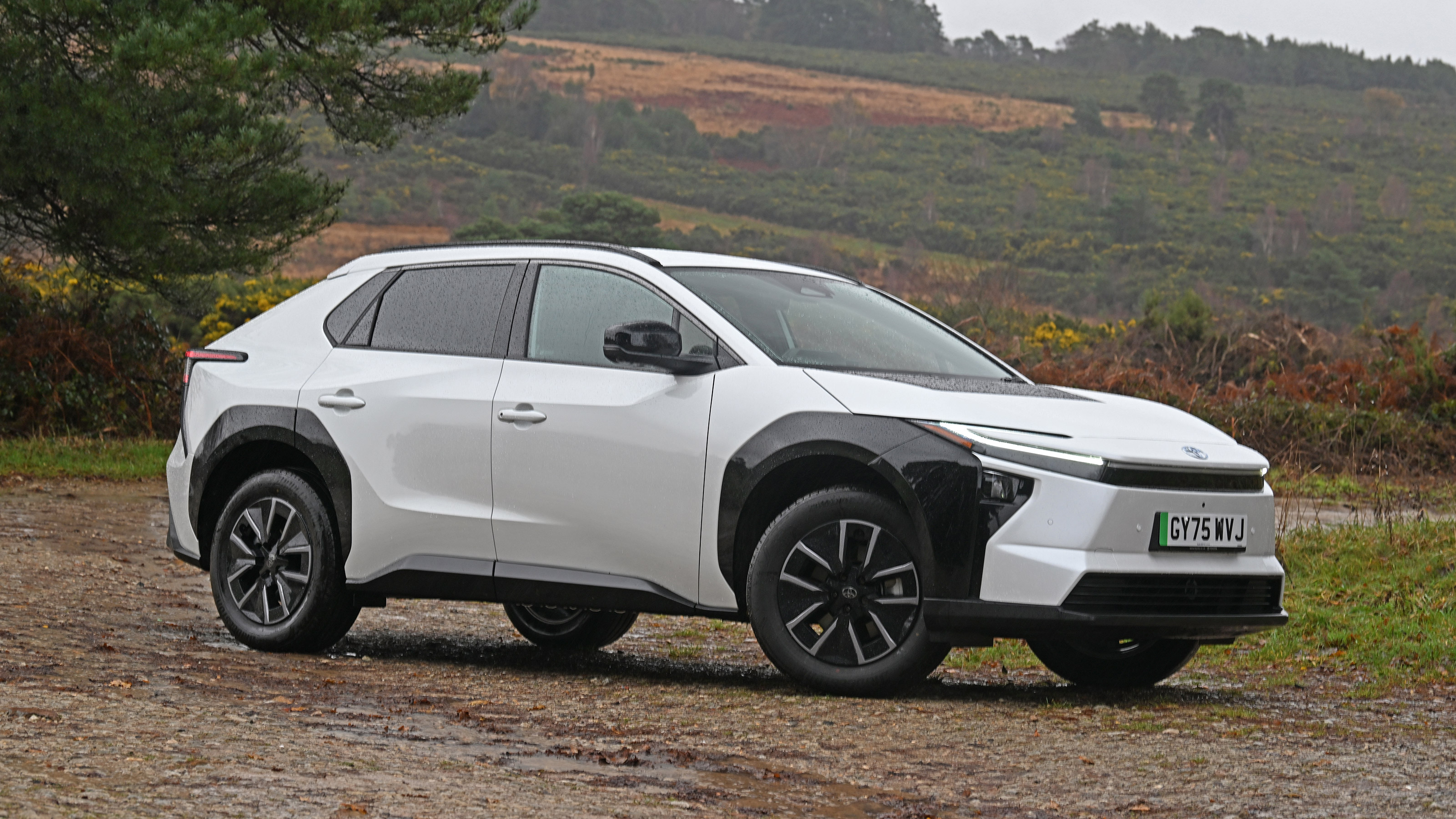 Toyota bZ4X - front static