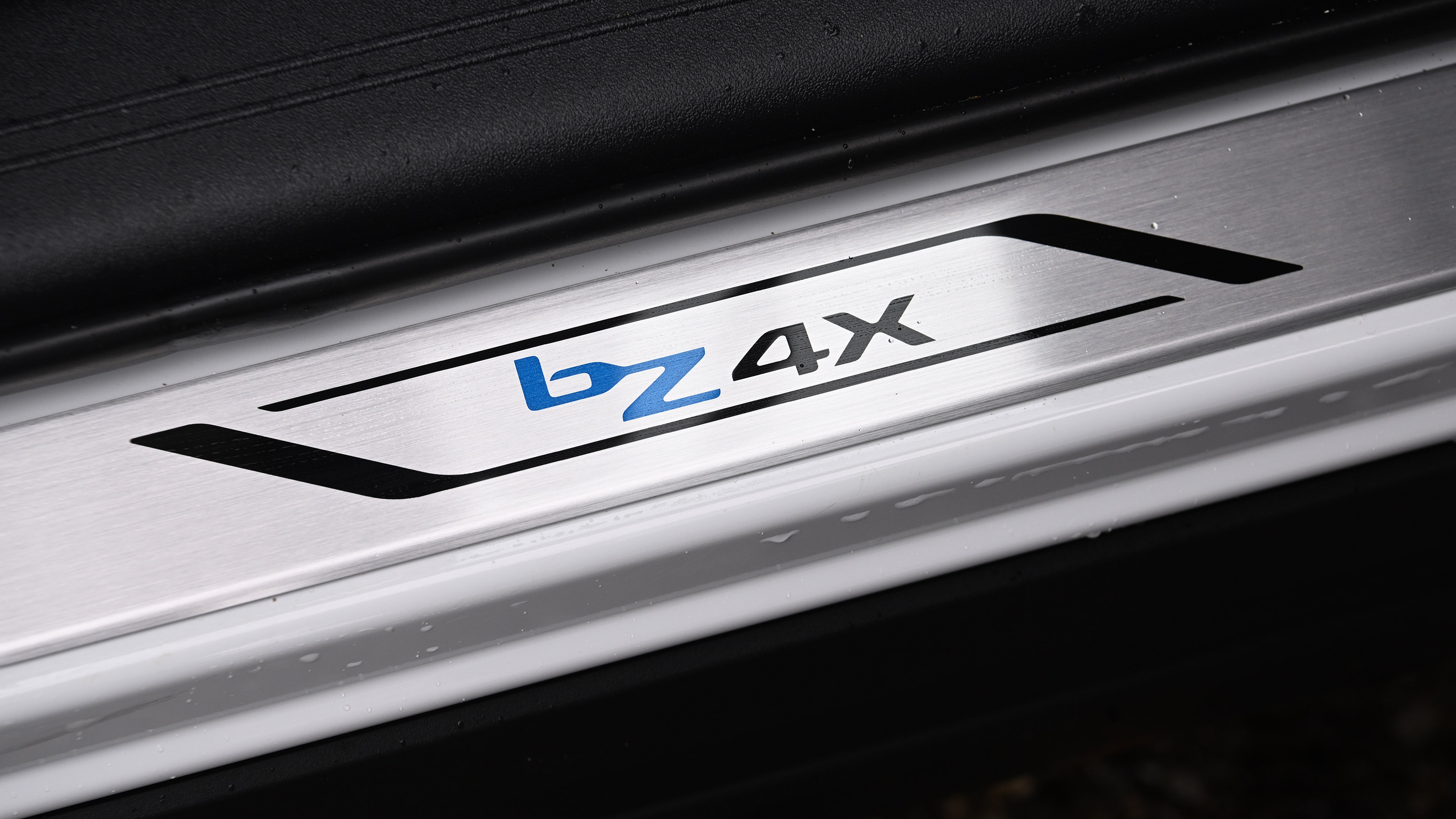 Toyota bZ4X - sill