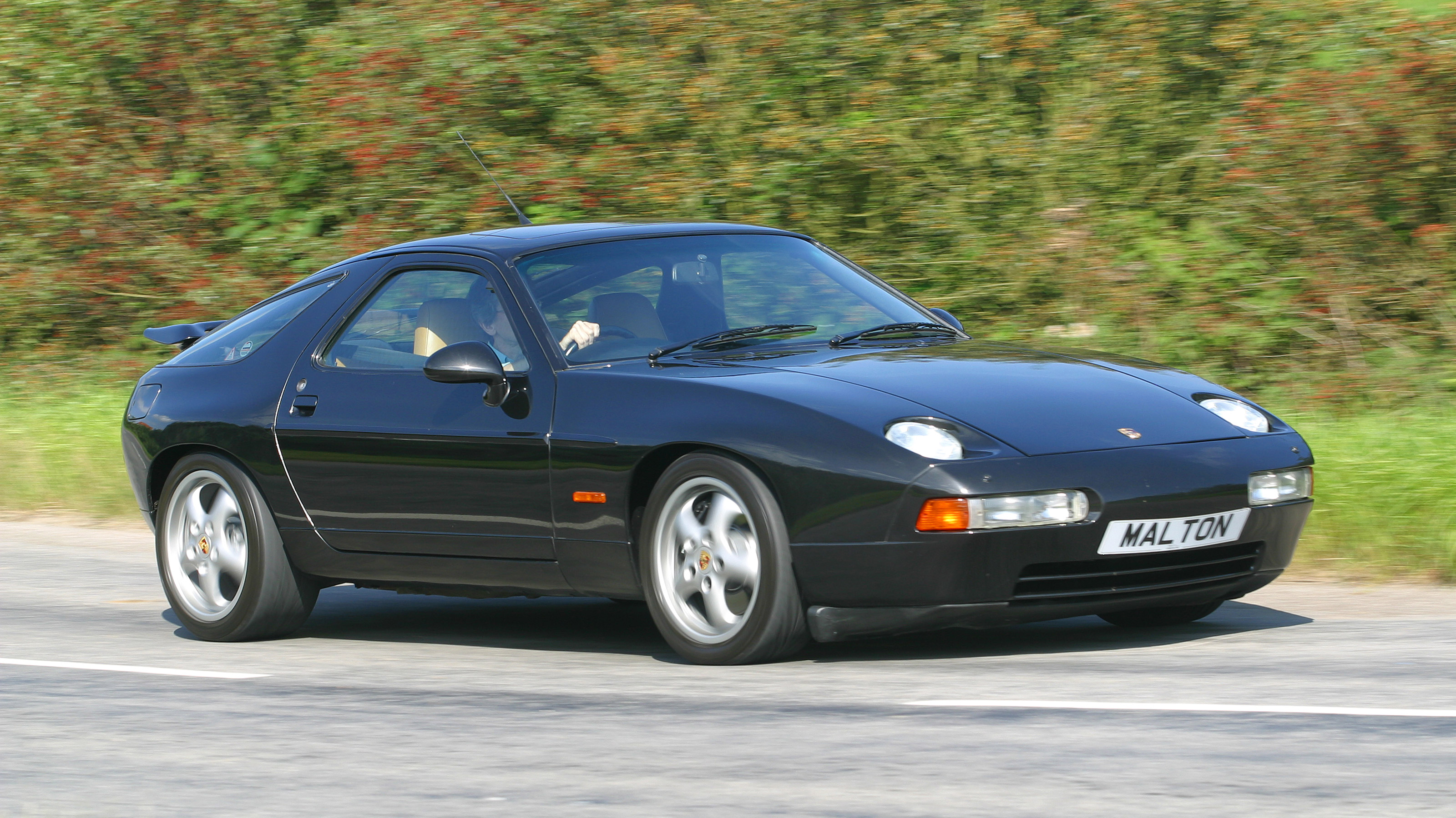 Used Porsche 928 - front action