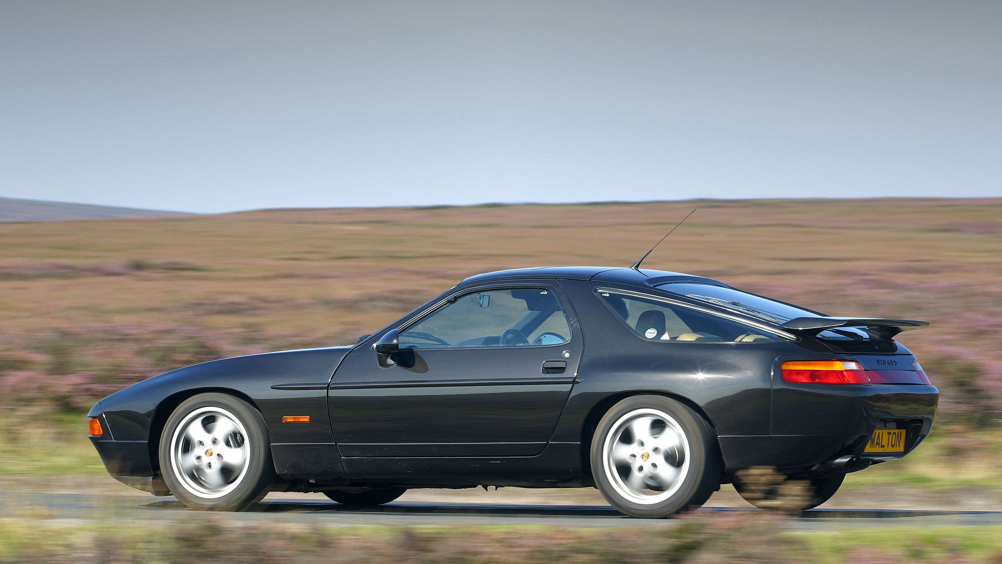 Used Porsche 928 - rear action
