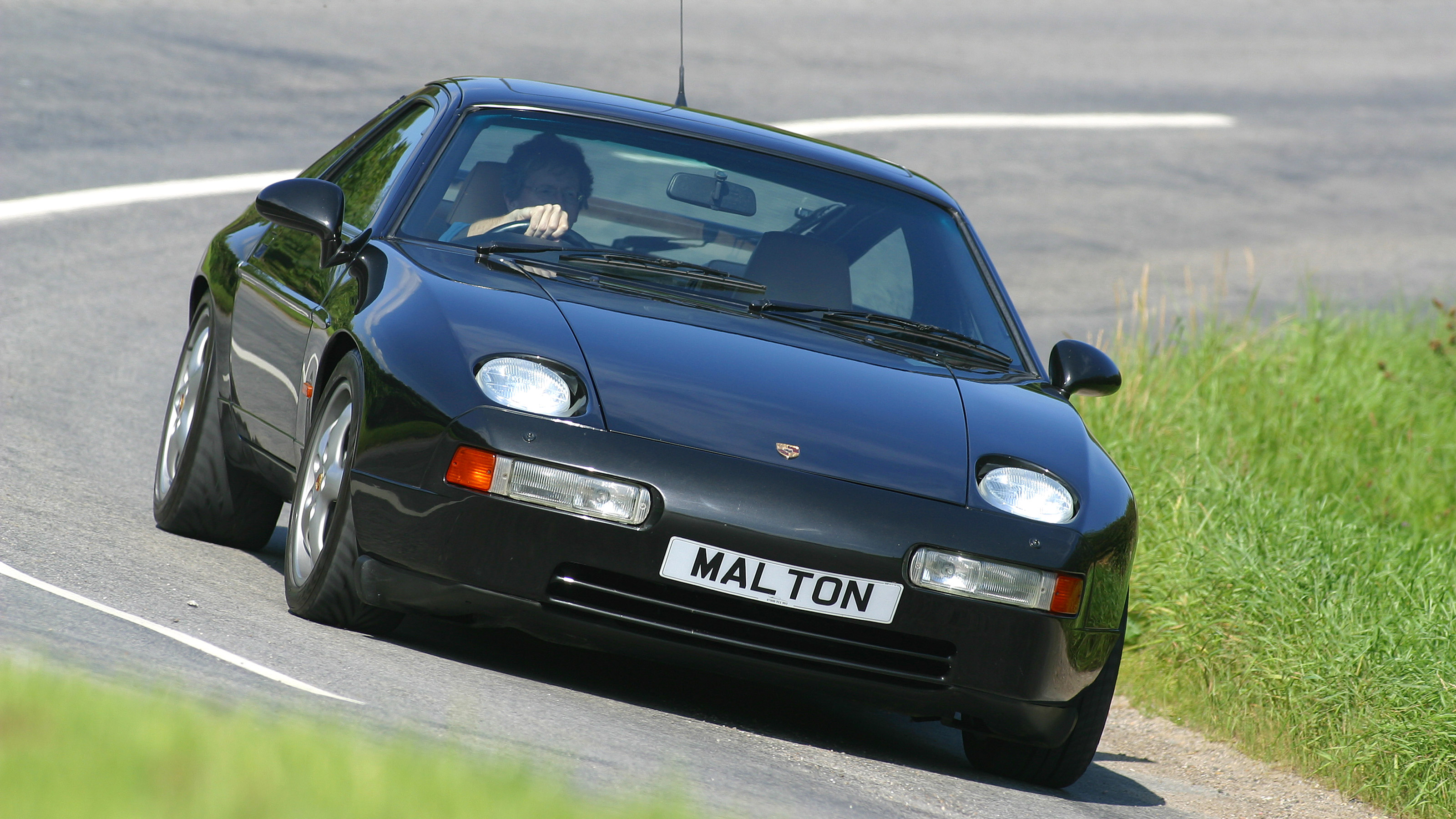 Used Porsche 928 - front cornering