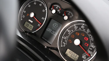 Volkswagen Golf R32 - dials