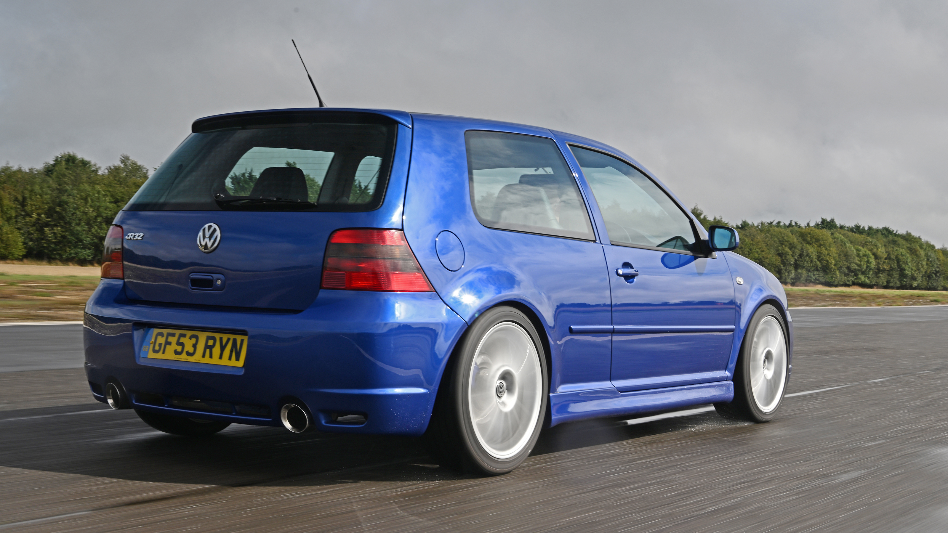 Volkswagen Golf R32 - rear 3/4