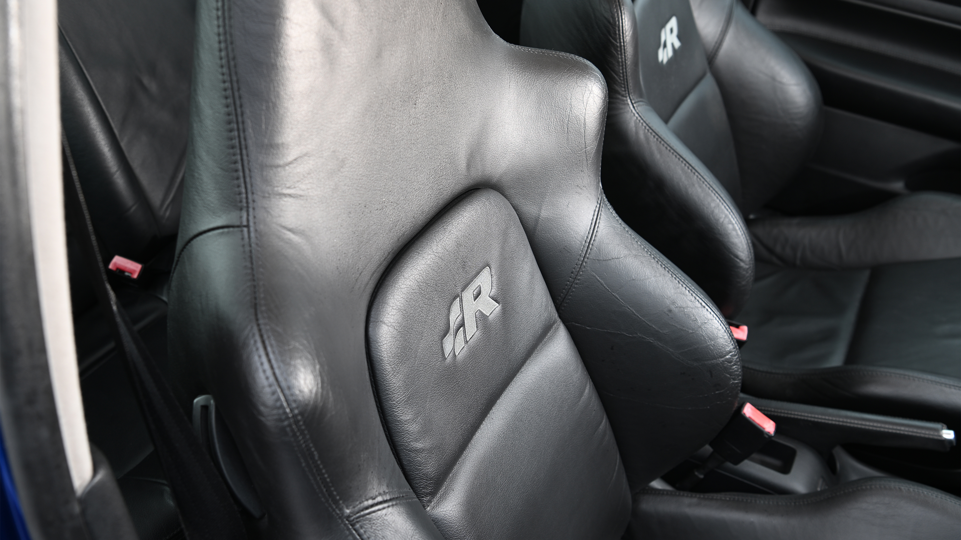 Volkswagen Golf R32 - front seats