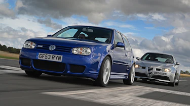 Volkswagen Golf R32 vs Alfa Romeo 147 GTA - front 3/4