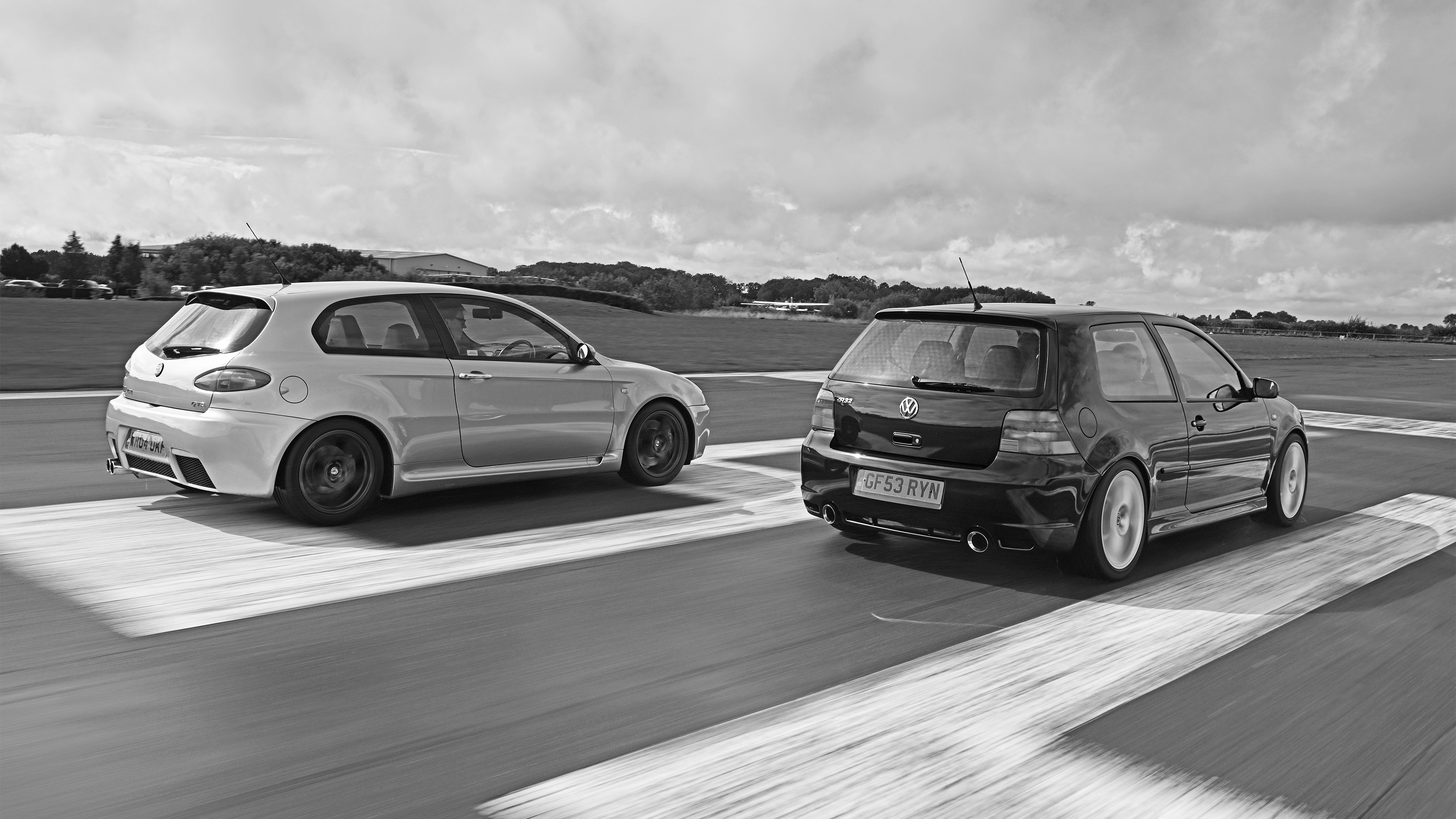 Volkswagen Golf R32 vs Alfa Romeo 147 GTA - rear 3/4 black and white
