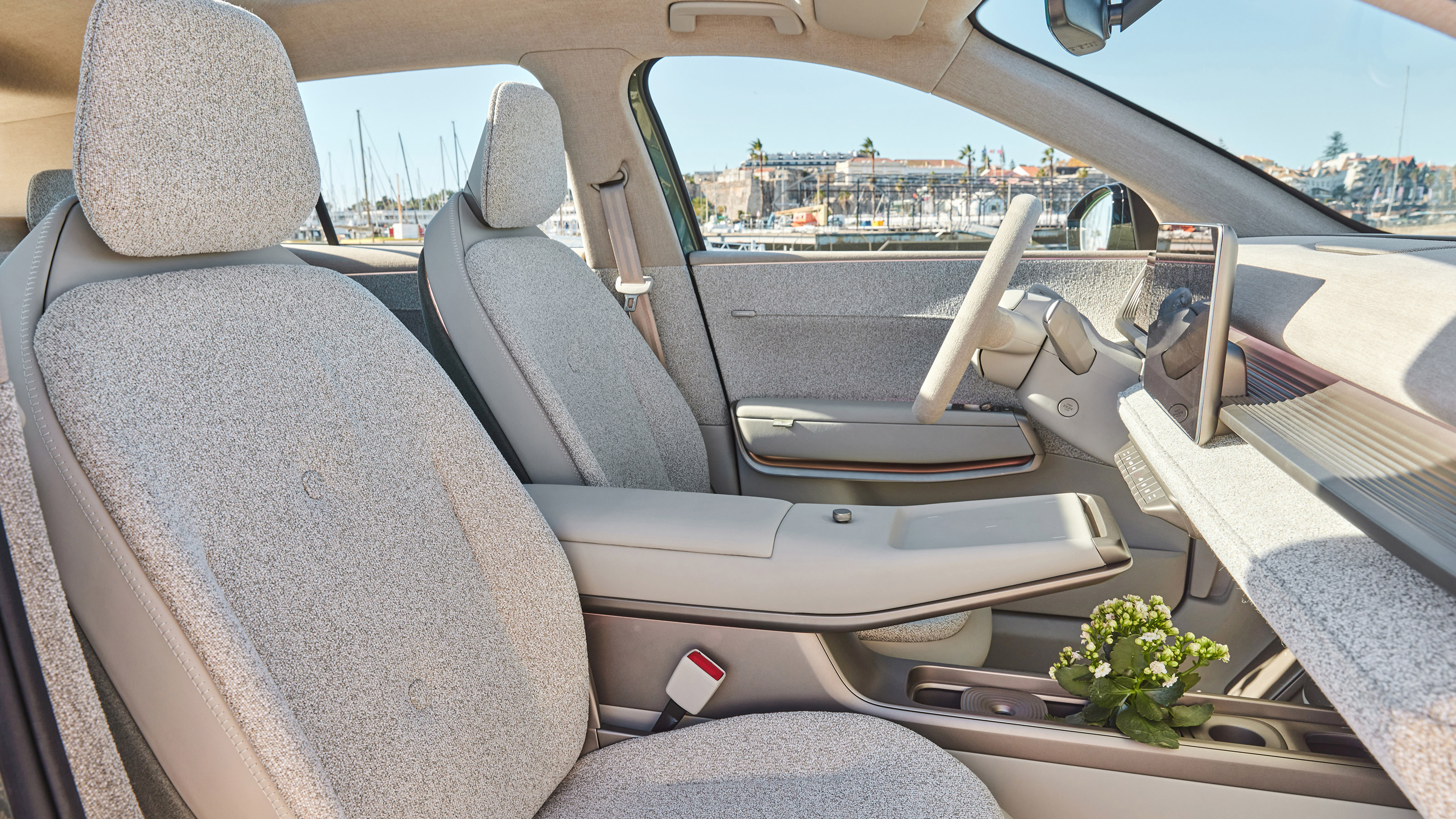 Volkswagen ID. Cross Concept - front seats