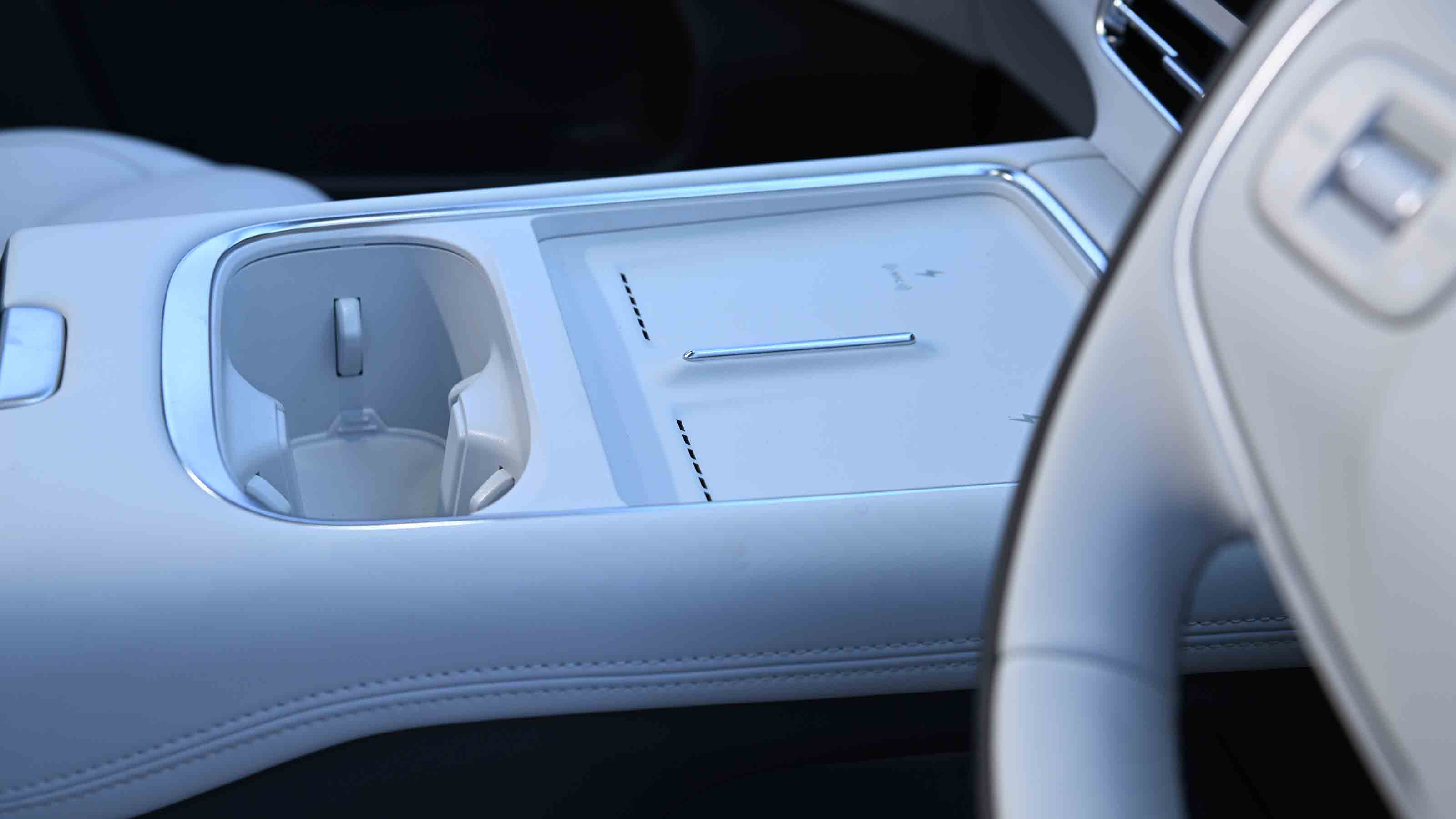 XPeng G6 - wireless charging and front cupholders