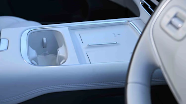 XPeng G6 - wireless charging and front cupholders