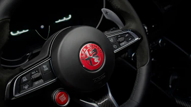 Alfa Romeo Giulia Quadrifoglio Luna Rosa - steering wheel