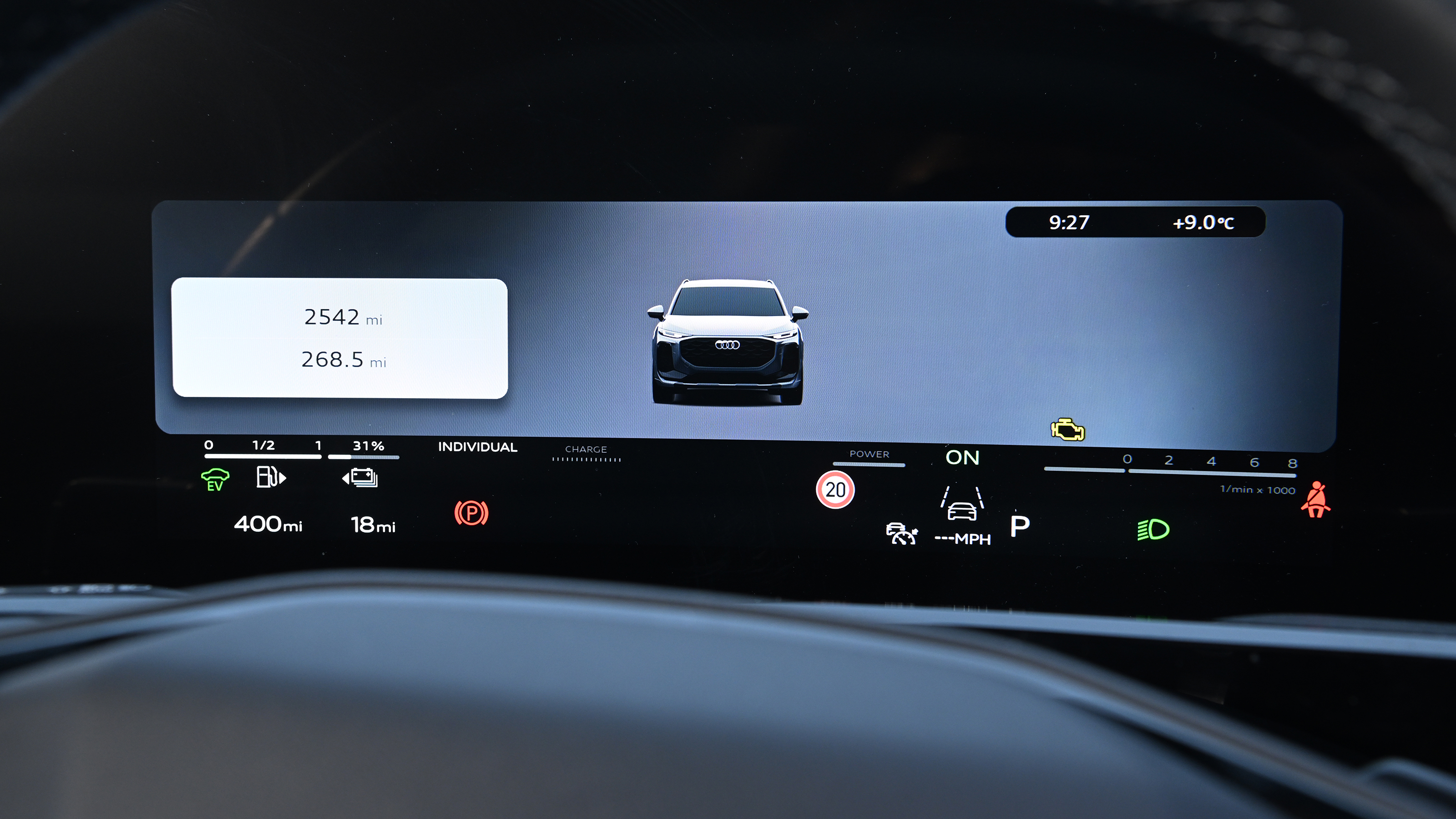 Audi Q3 - driver display