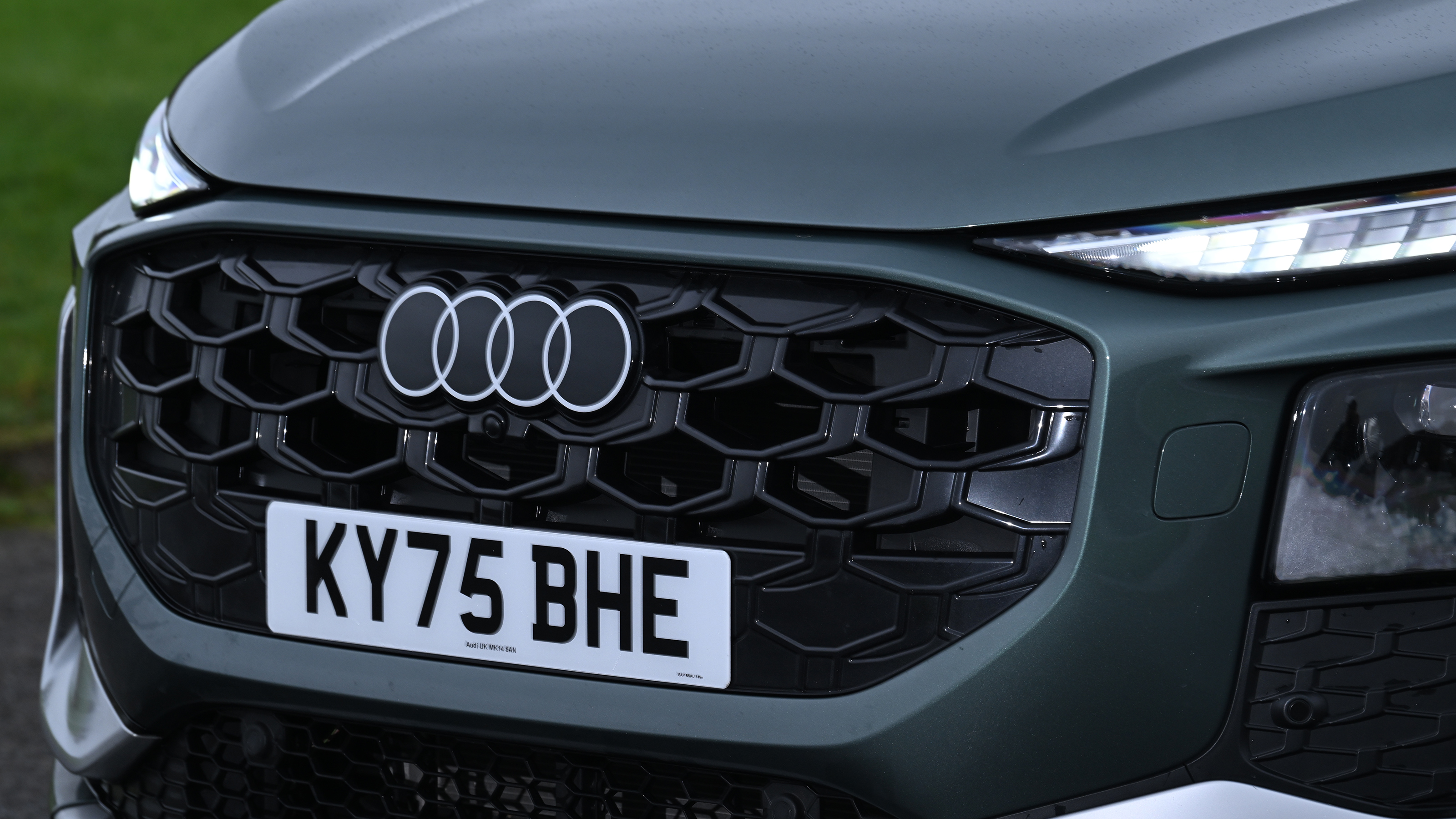 Audi Q3 - front grille