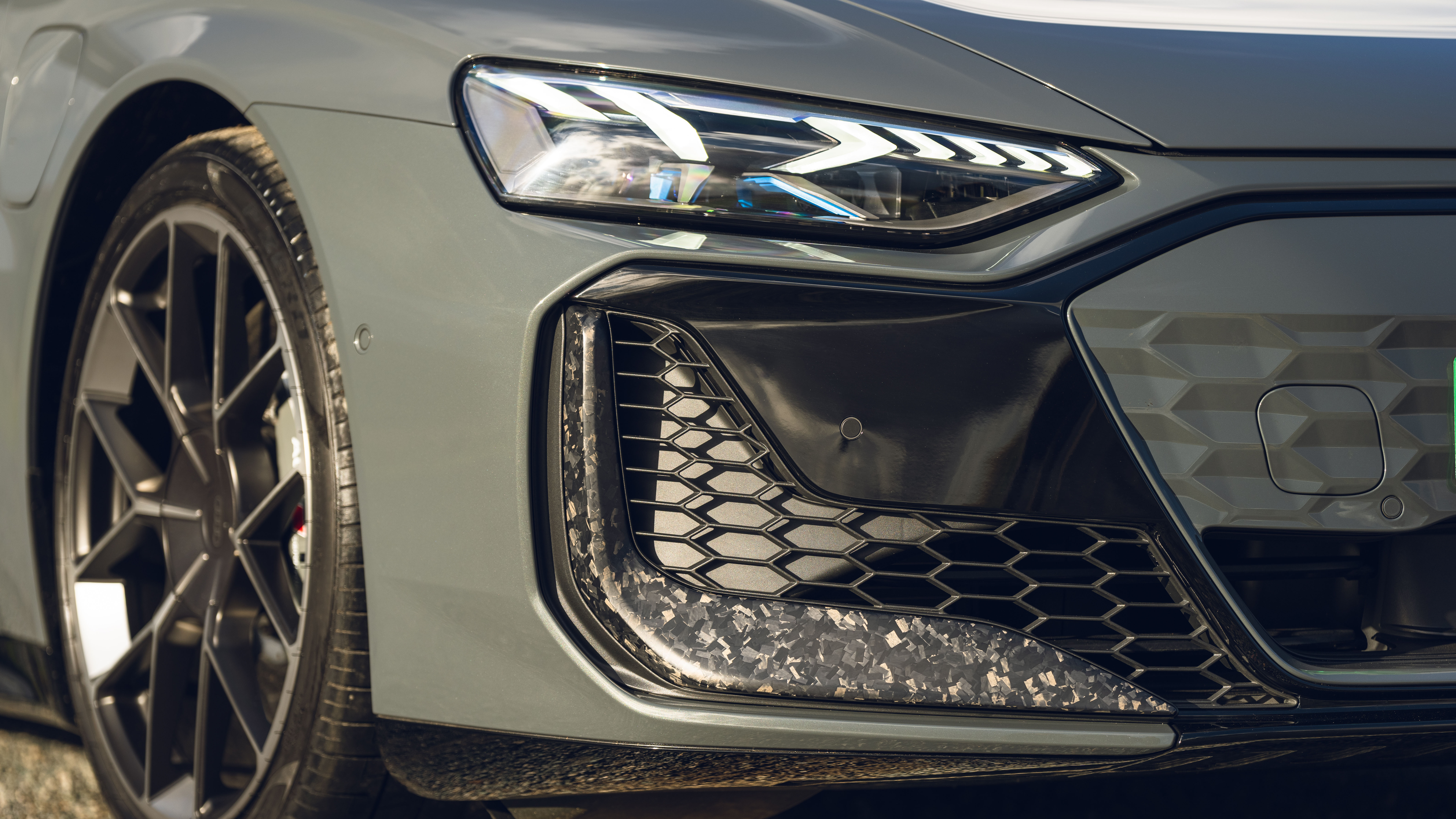 New Audi RS e-tron Performance - front headlight 
