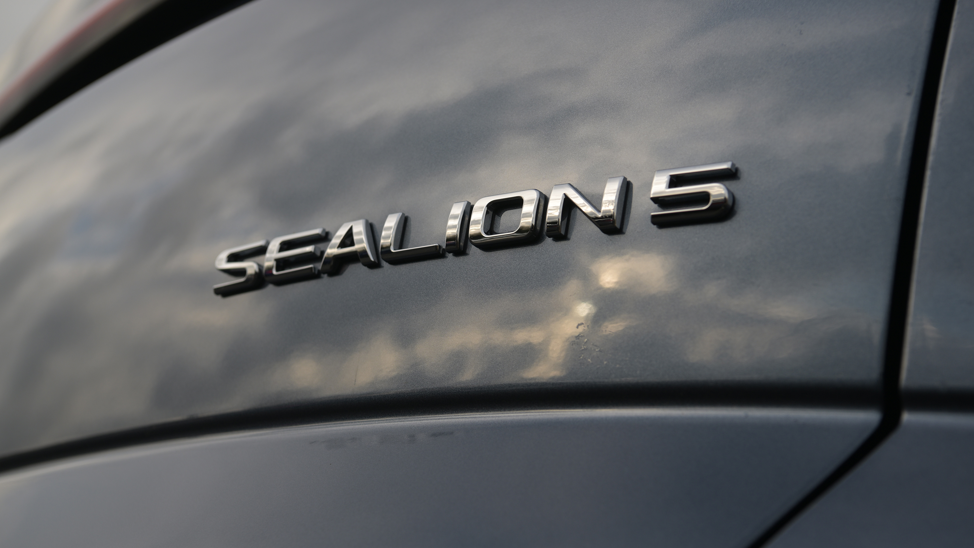 BYD Sealion 5 DM-i Design - 'Sealion 5' badge