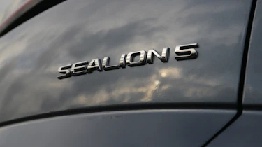 BYD Sealion 5 DM-i Design - 'Sealion 5' badge
