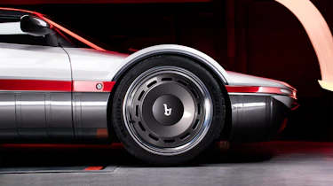 Bertone Runabout - wheel and bonnet shape