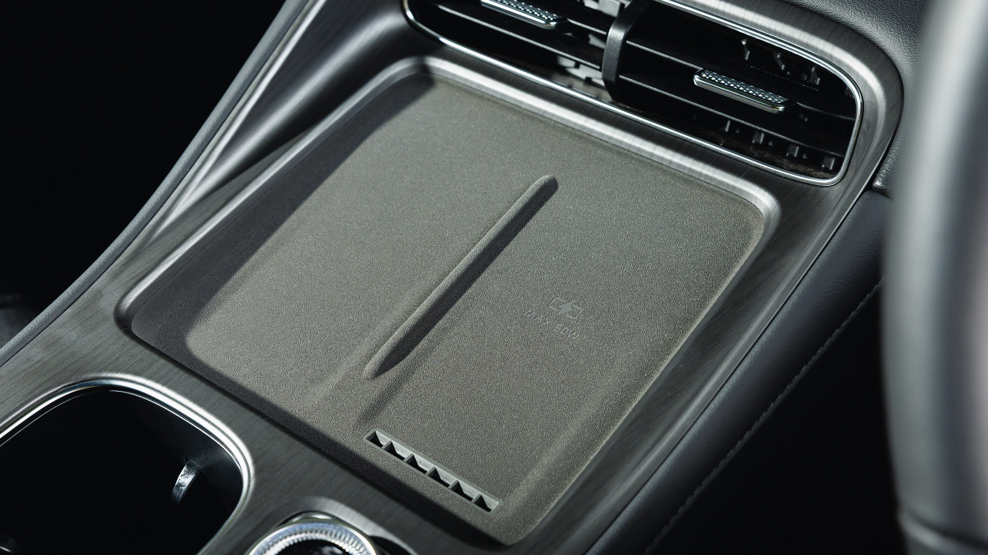 Chery Tiggo 8 - wireless charging pad