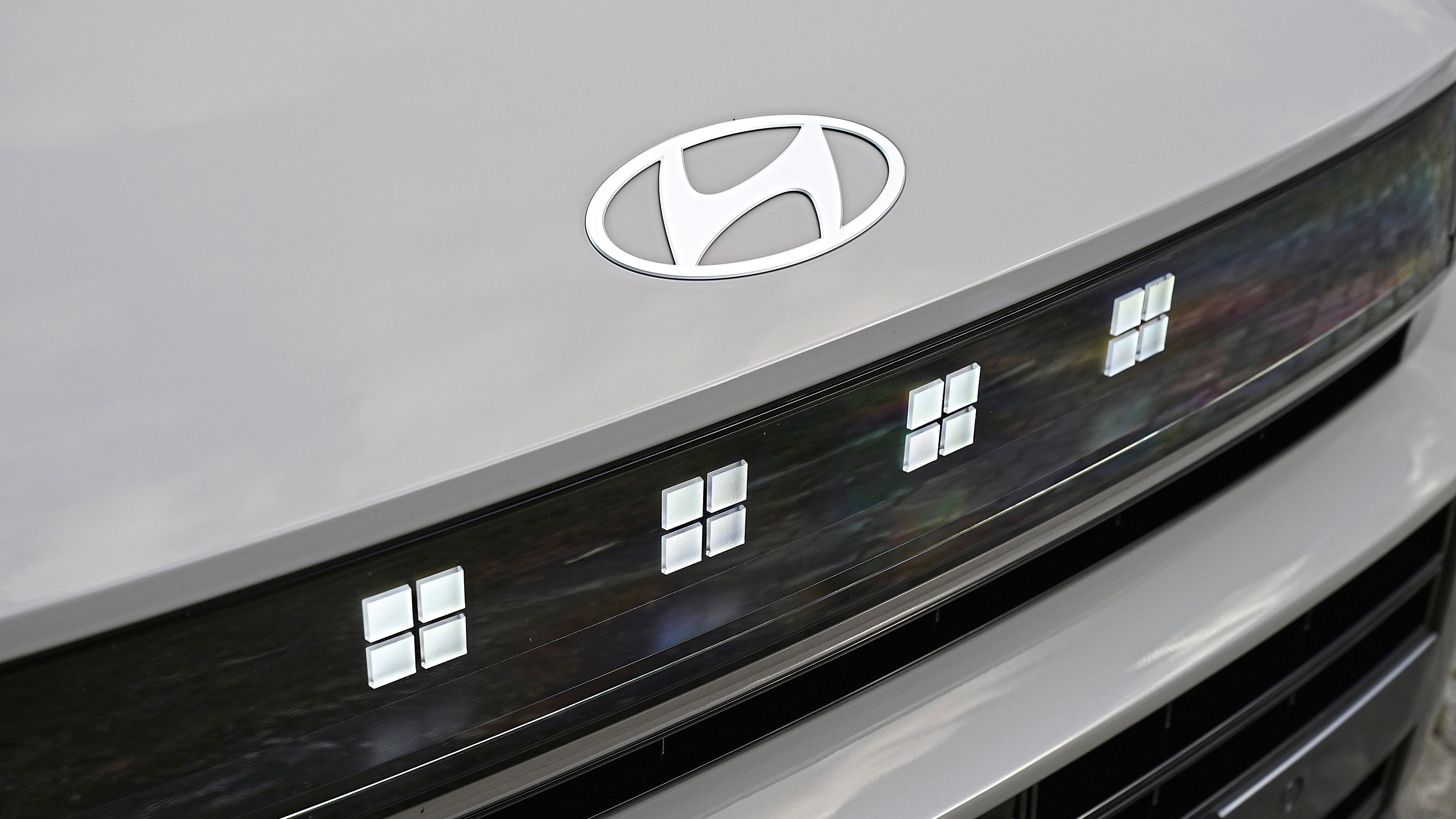 Hyundai Nexo - bonnet badge