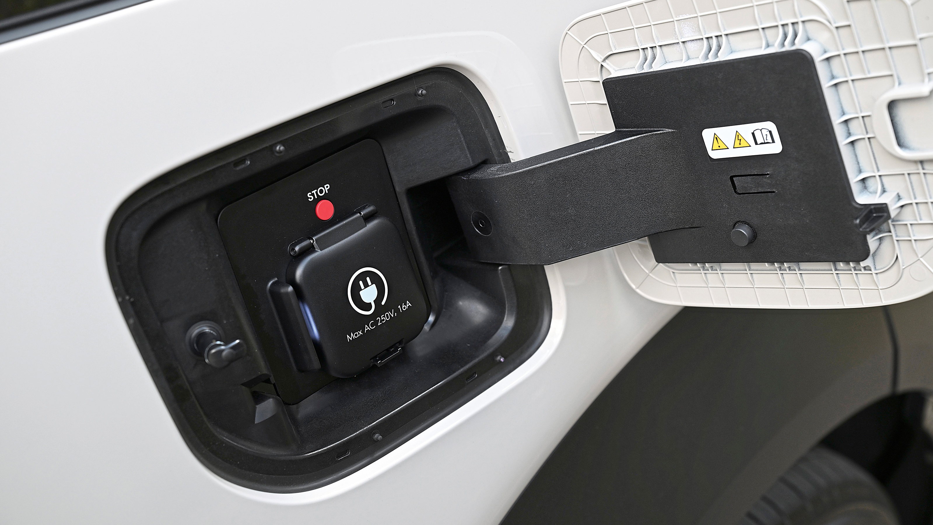Hyundai Nexo - charging socket