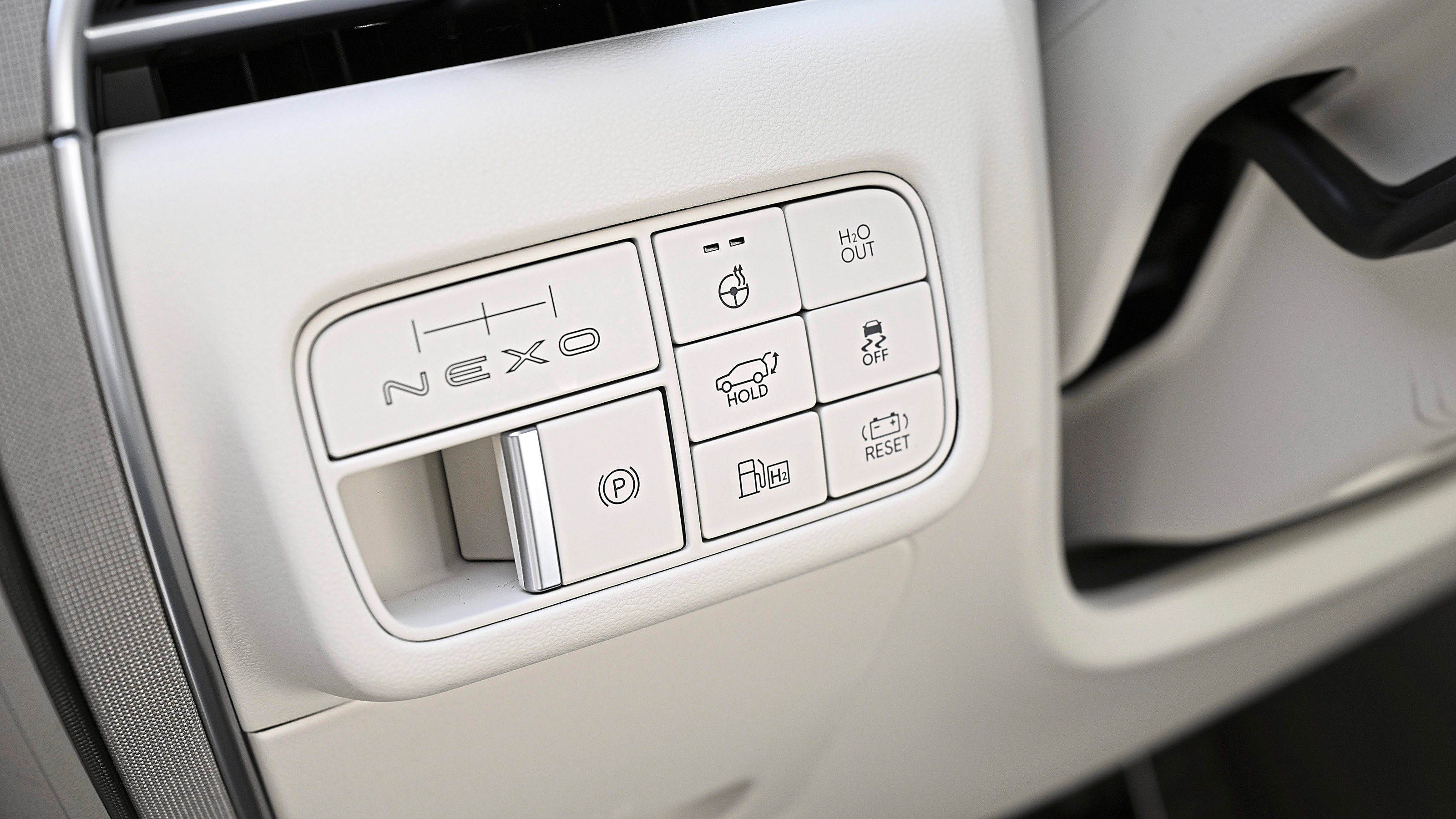Hyundai Nexo - driver's buttons
