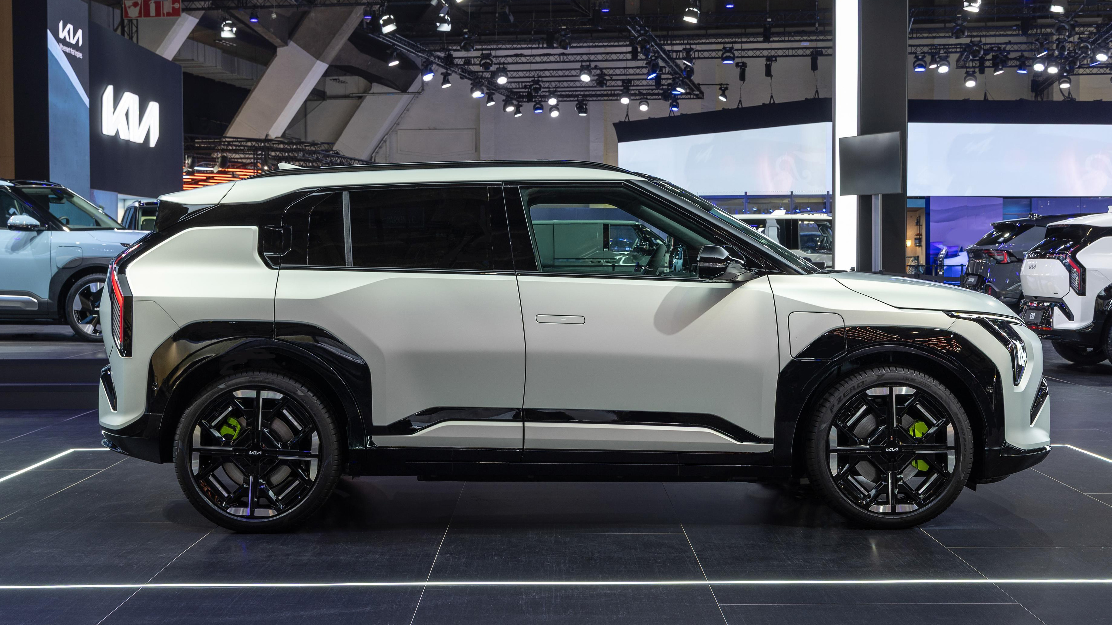 Kia EV3 GT - side