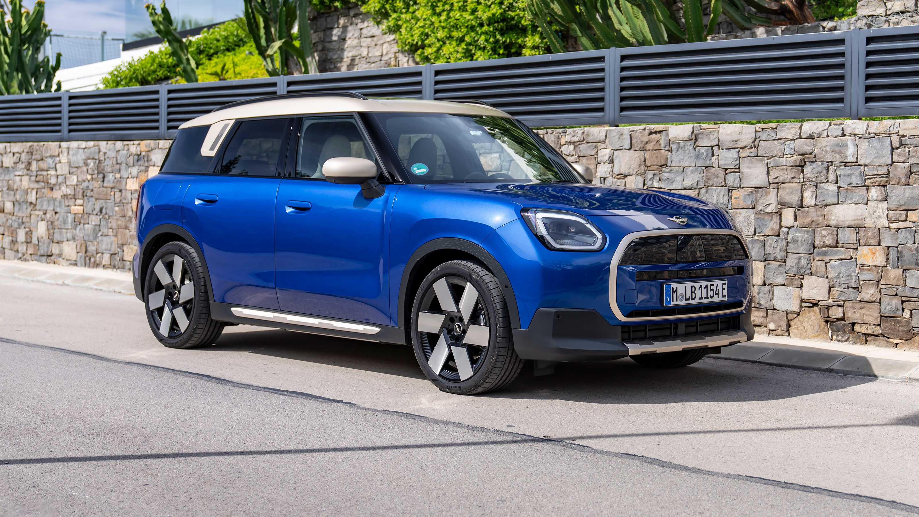 Mini Countryman E - front 3/4