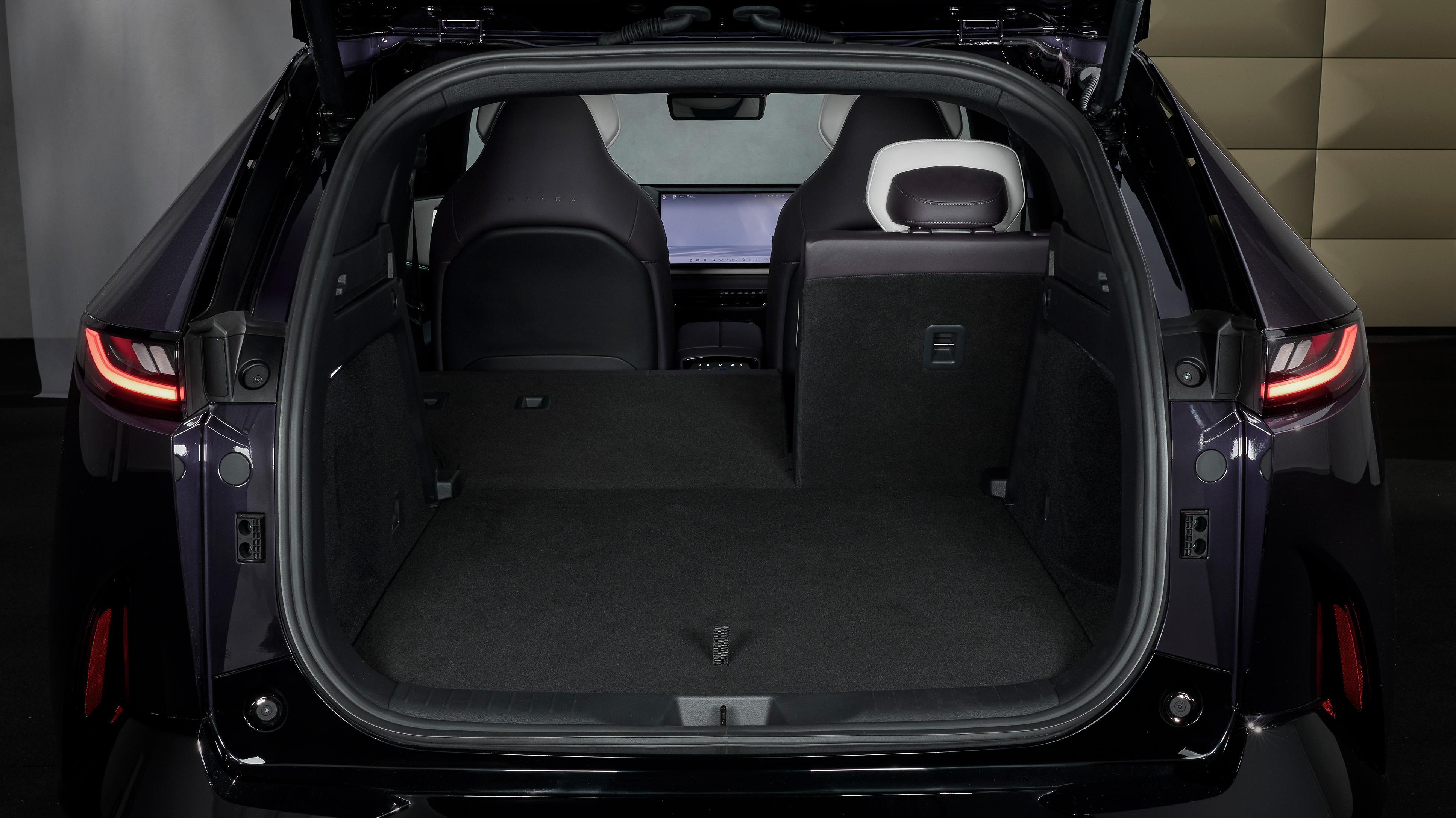 Mazda CX-6e - boot