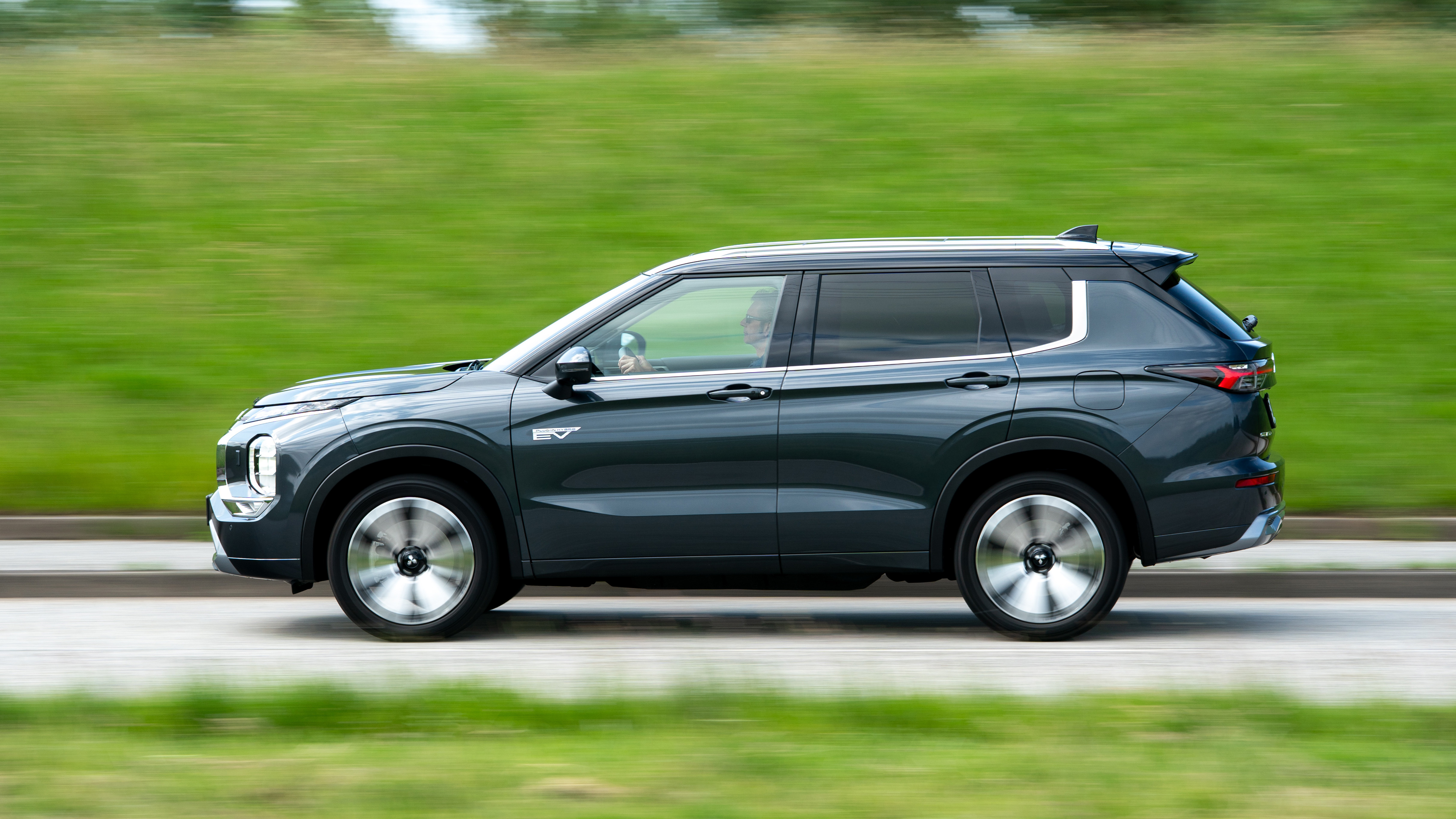 Mitsubishi Outlander PHEV - side