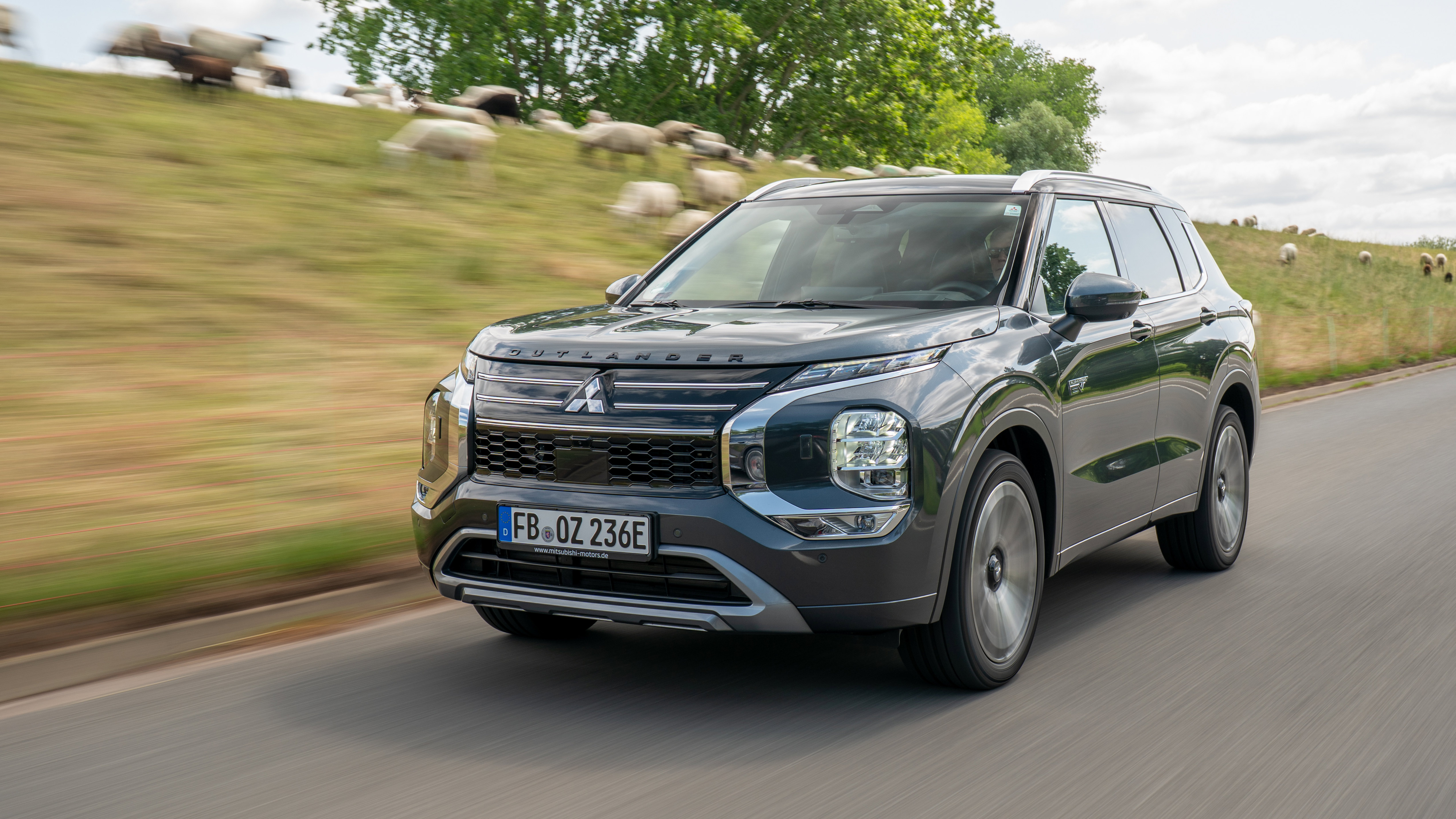 Mitsubishi Outlander PHEV - front tracking