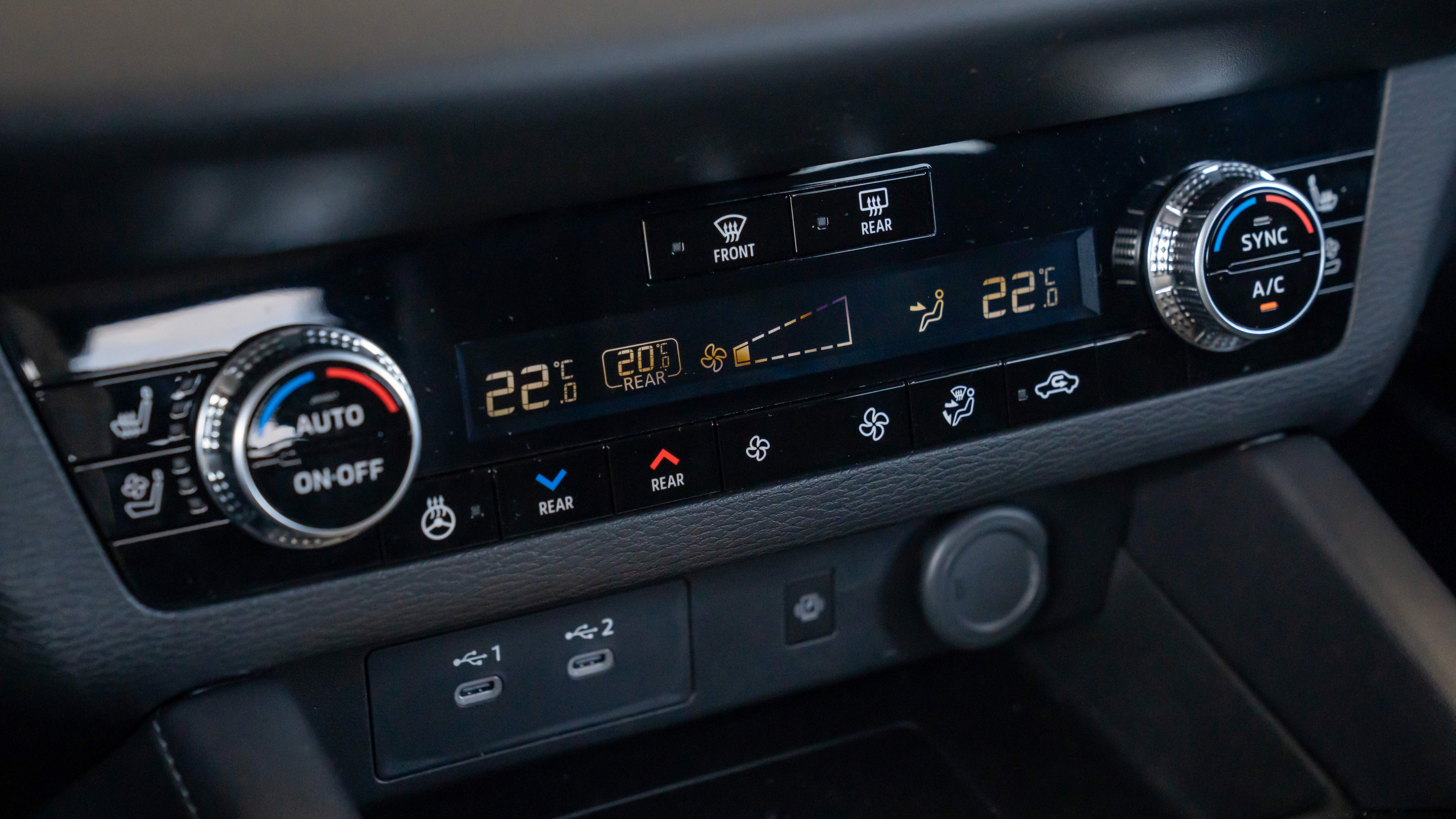 Mitsubishi Outlander PHEV - centre console