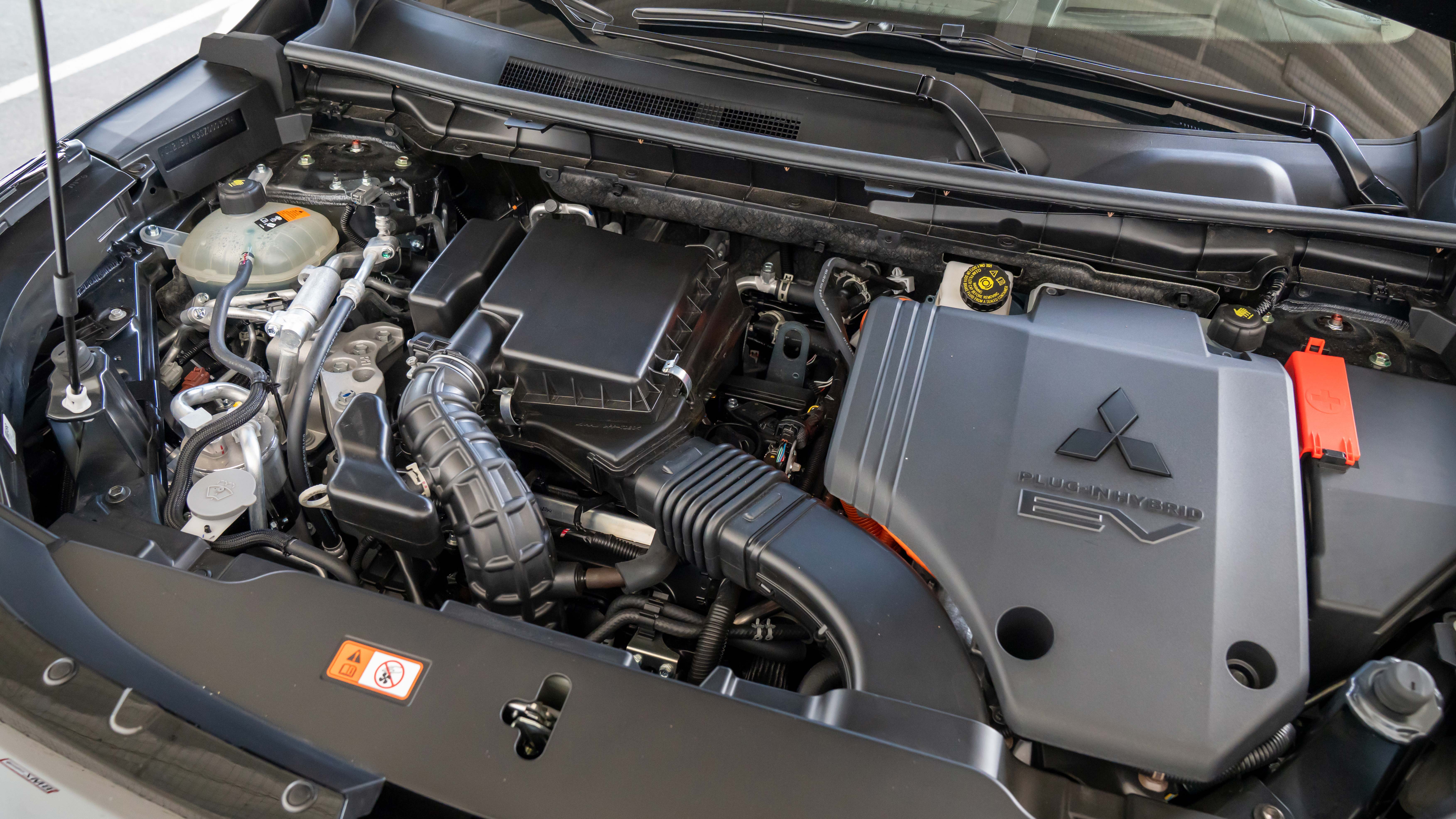 Mitsubishi Outlander PHEV - engine