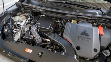 Mitsubishi Outlander PHEV - engine
