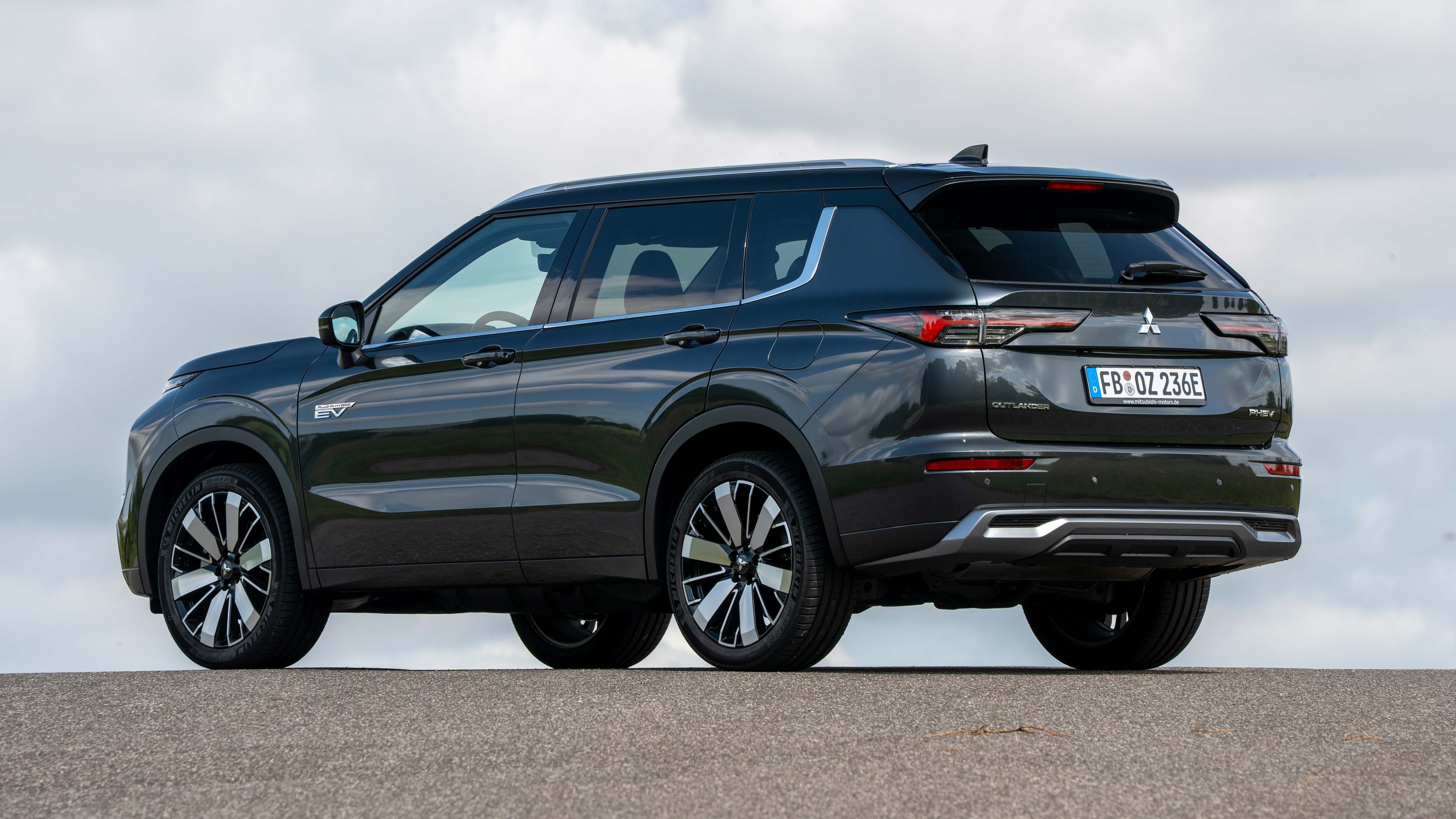 Mitsubishi Outlander PHEV - rear static