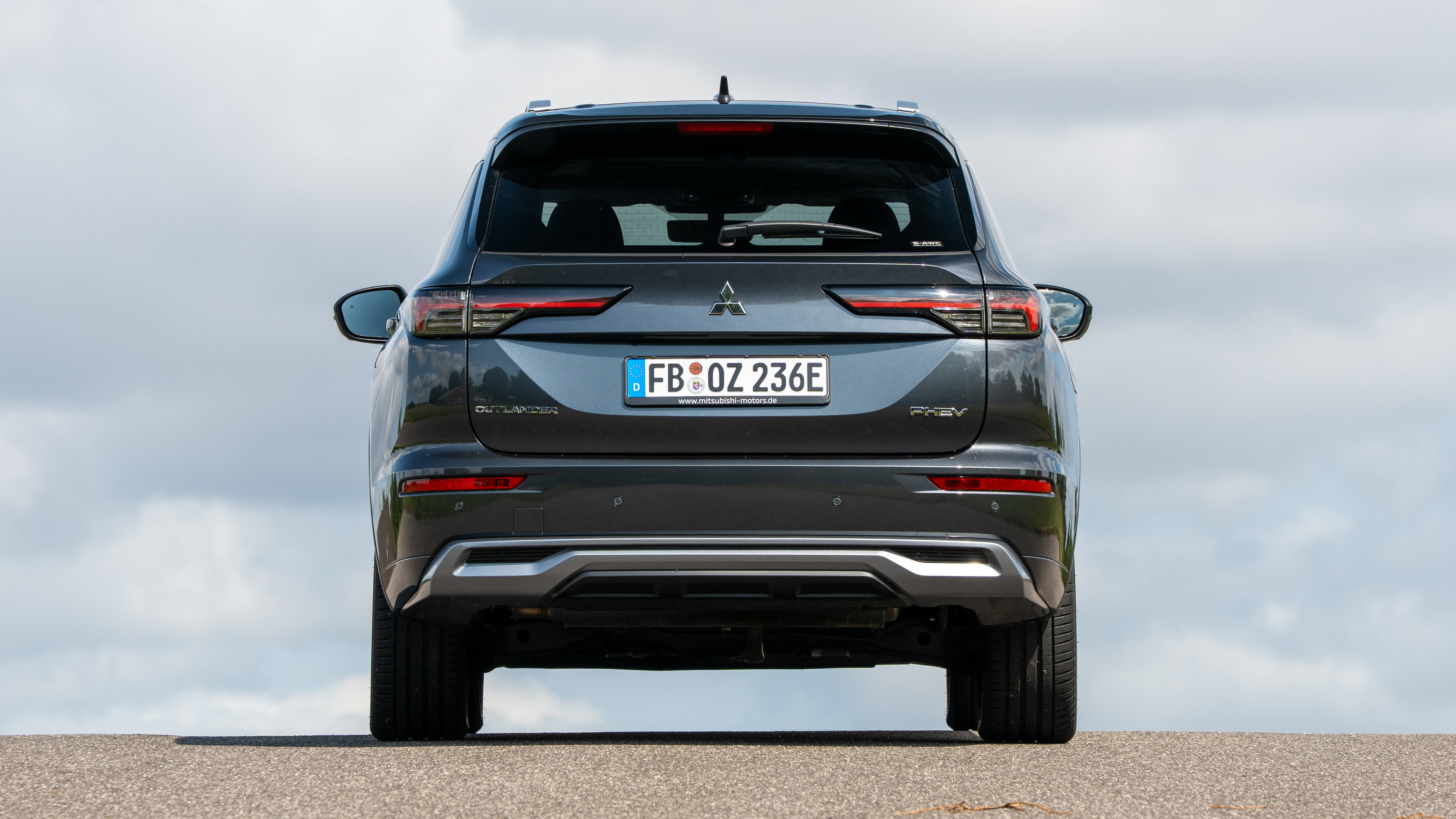 Mitsubishi Outlander PHEV - full rear
