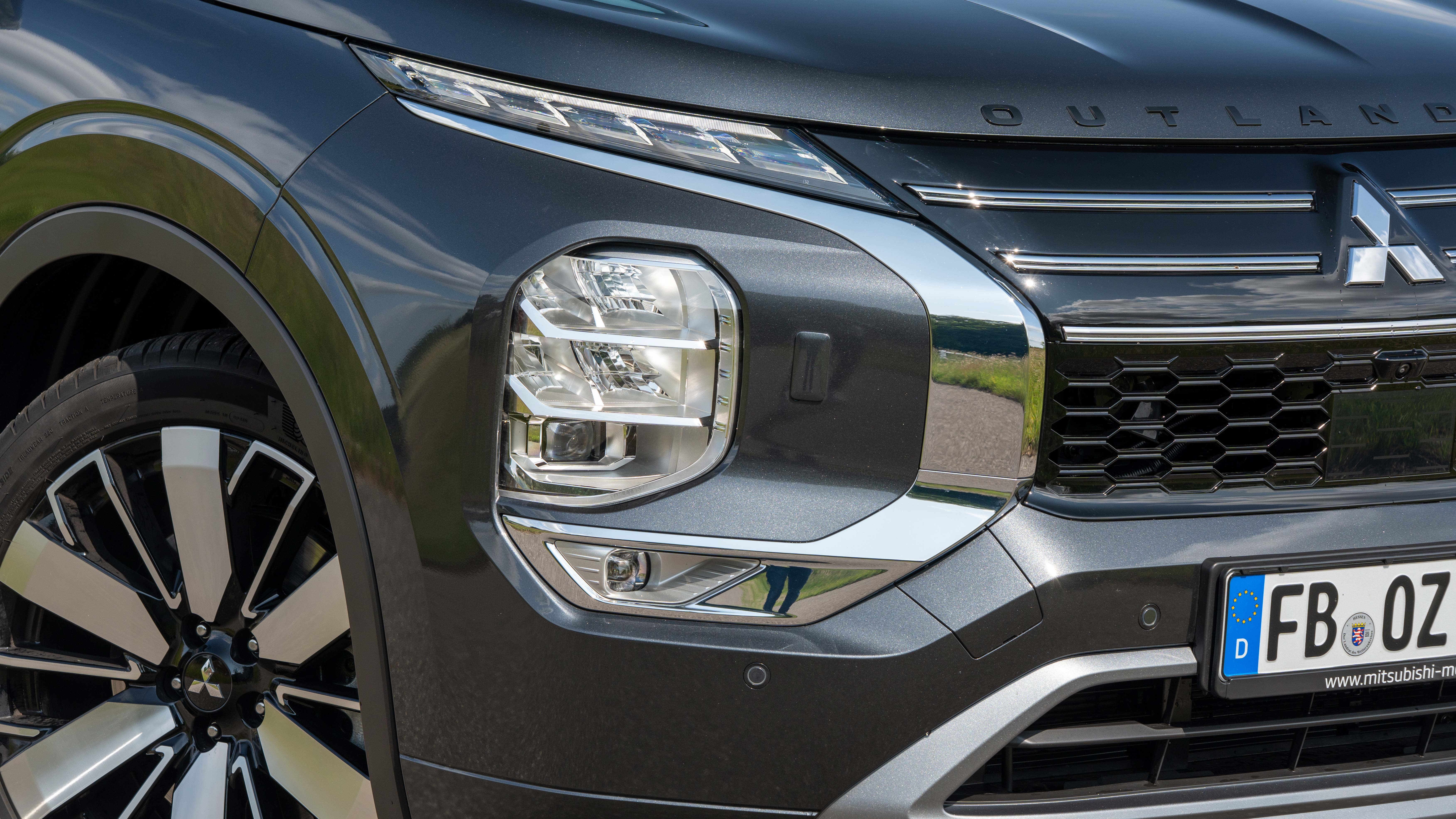 Mitsubishi Outlander PHEV - front light