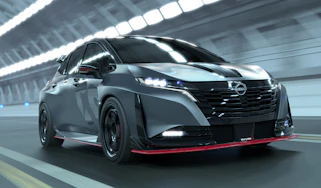 Nissan Aura Nismo RS Concept - dynamic front 3/4 in tunnel