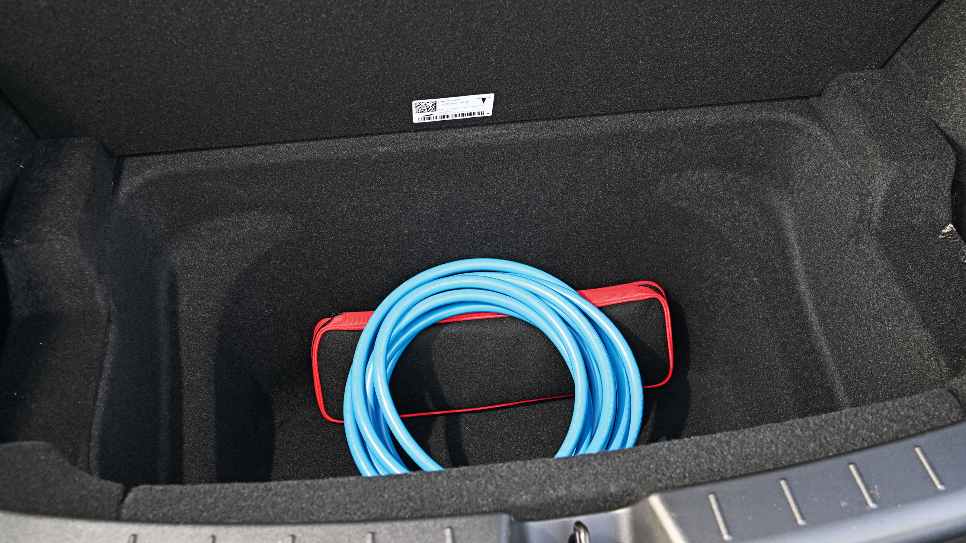 Tesla Model Y - cable storage