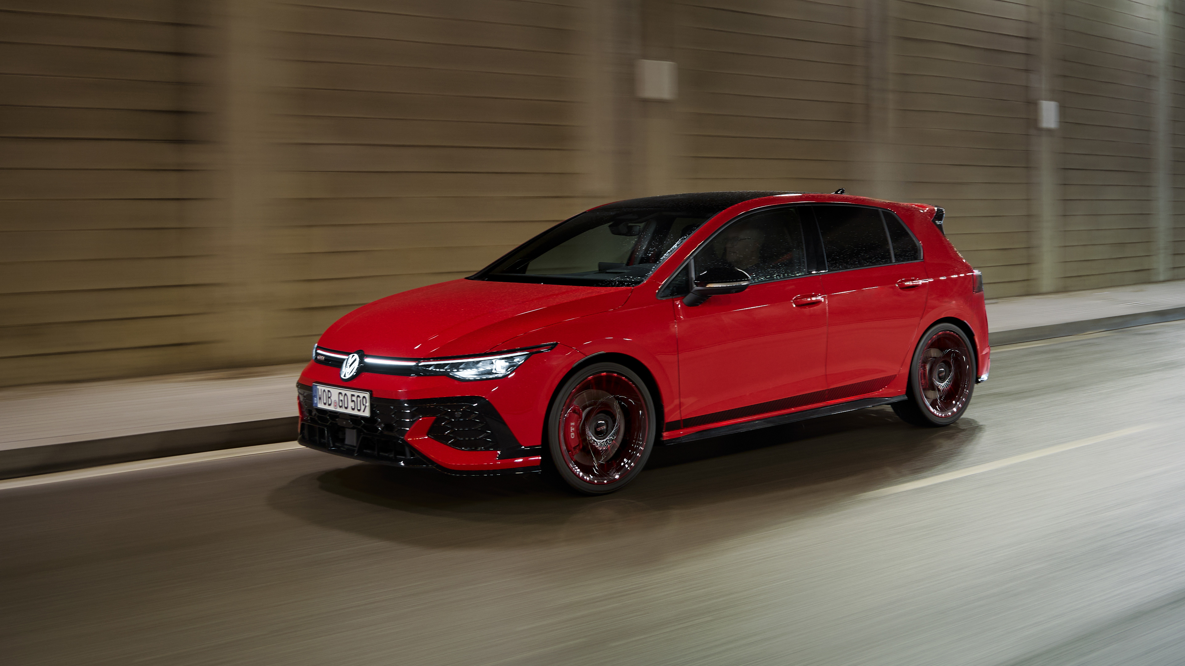 Volkswagen Golf GTI Edition 50 - front tunnel