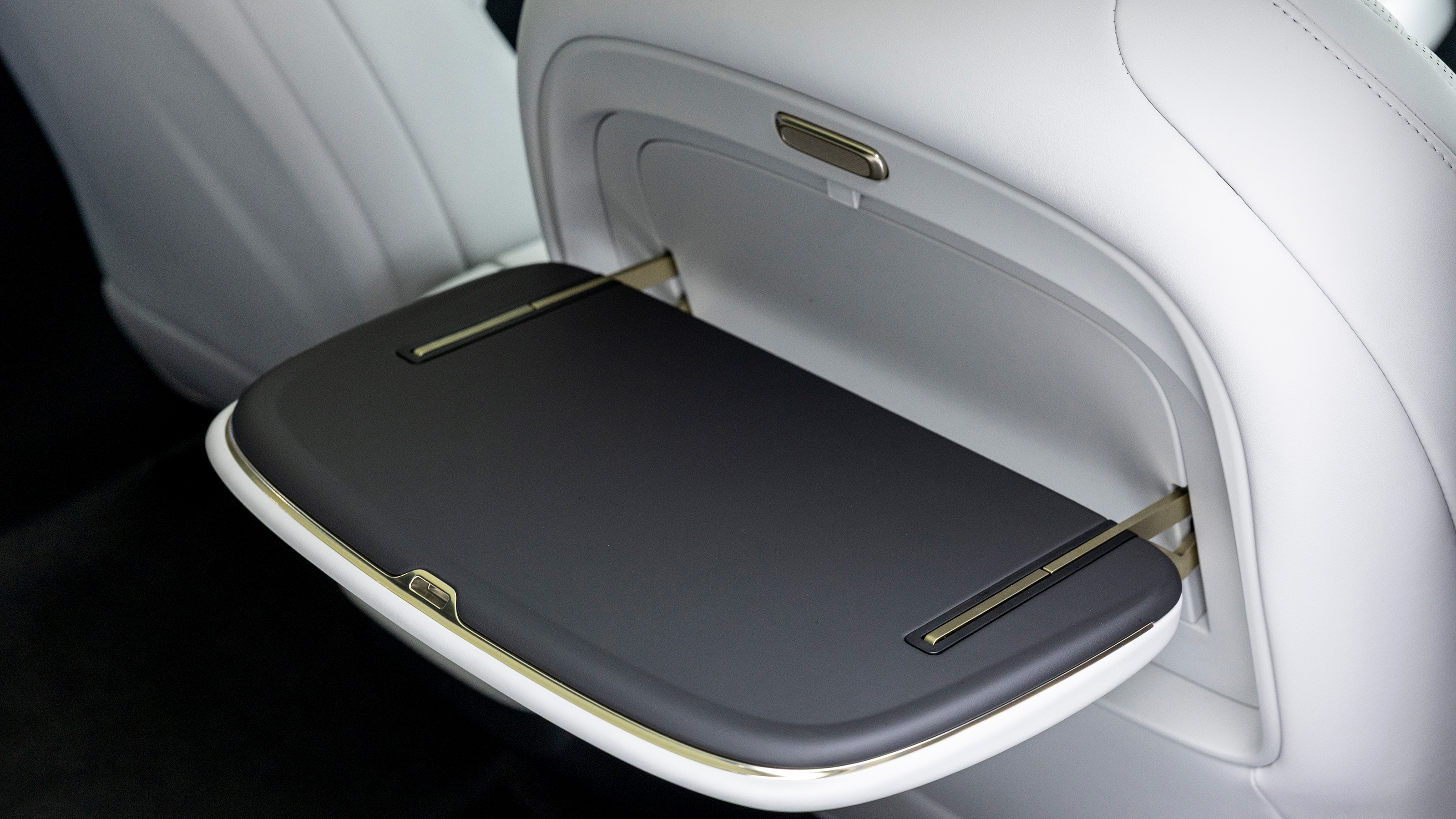 Xpeng P7+ - rear seat tray