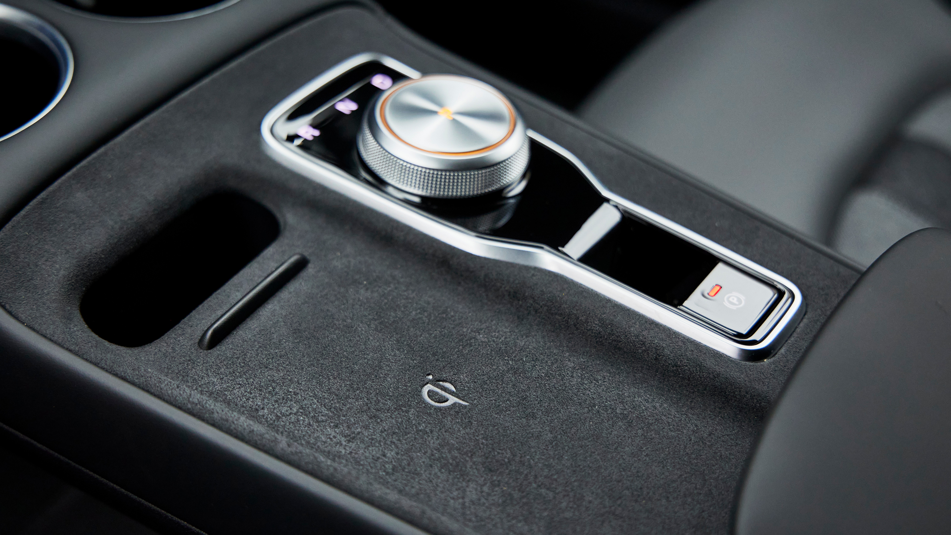 2026 MG4 - gear selector and wireless charging pad
