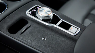 2026 MG4 - gear selector and wireless charging pad