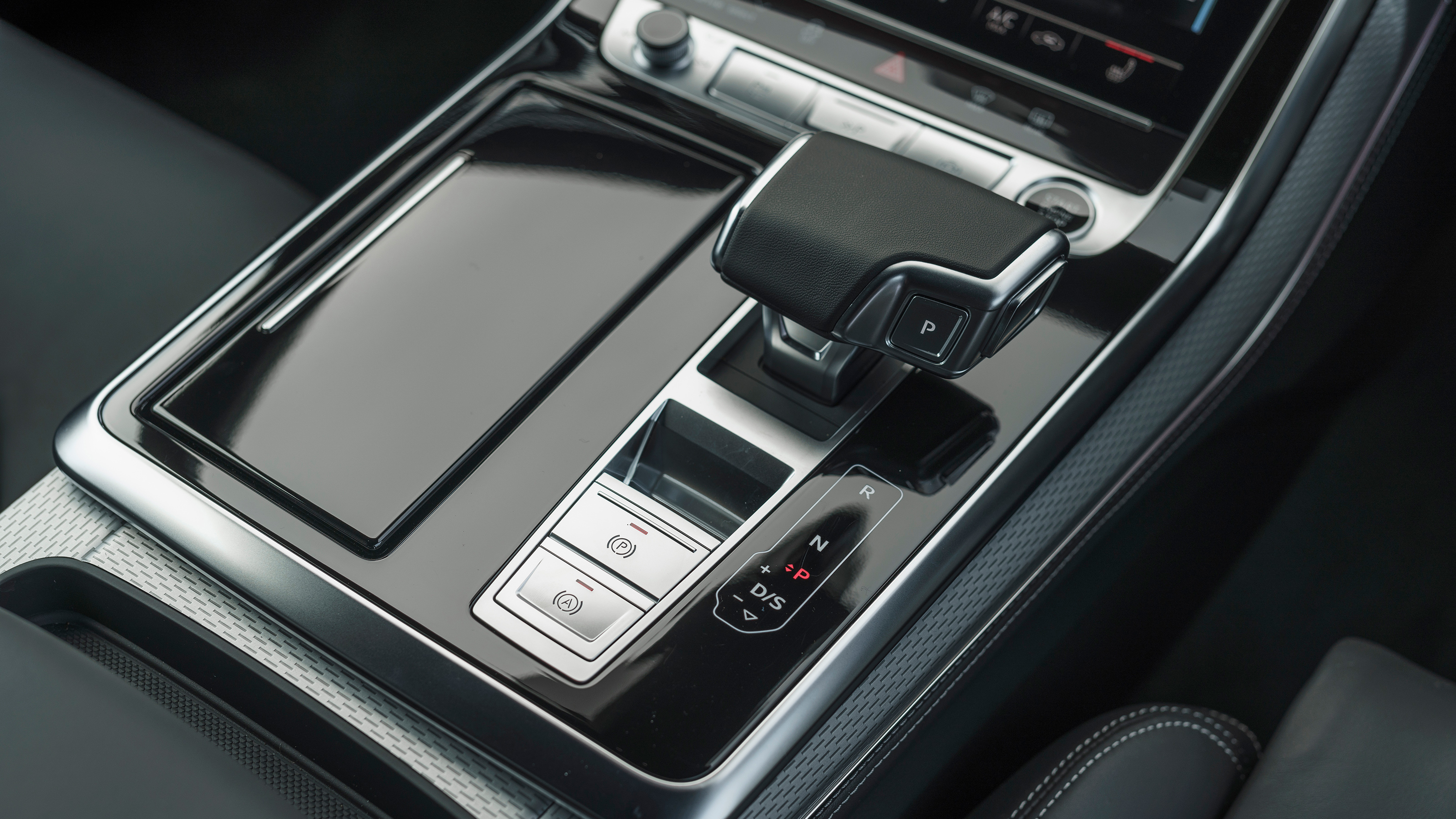 Audi Q8 - gear selector