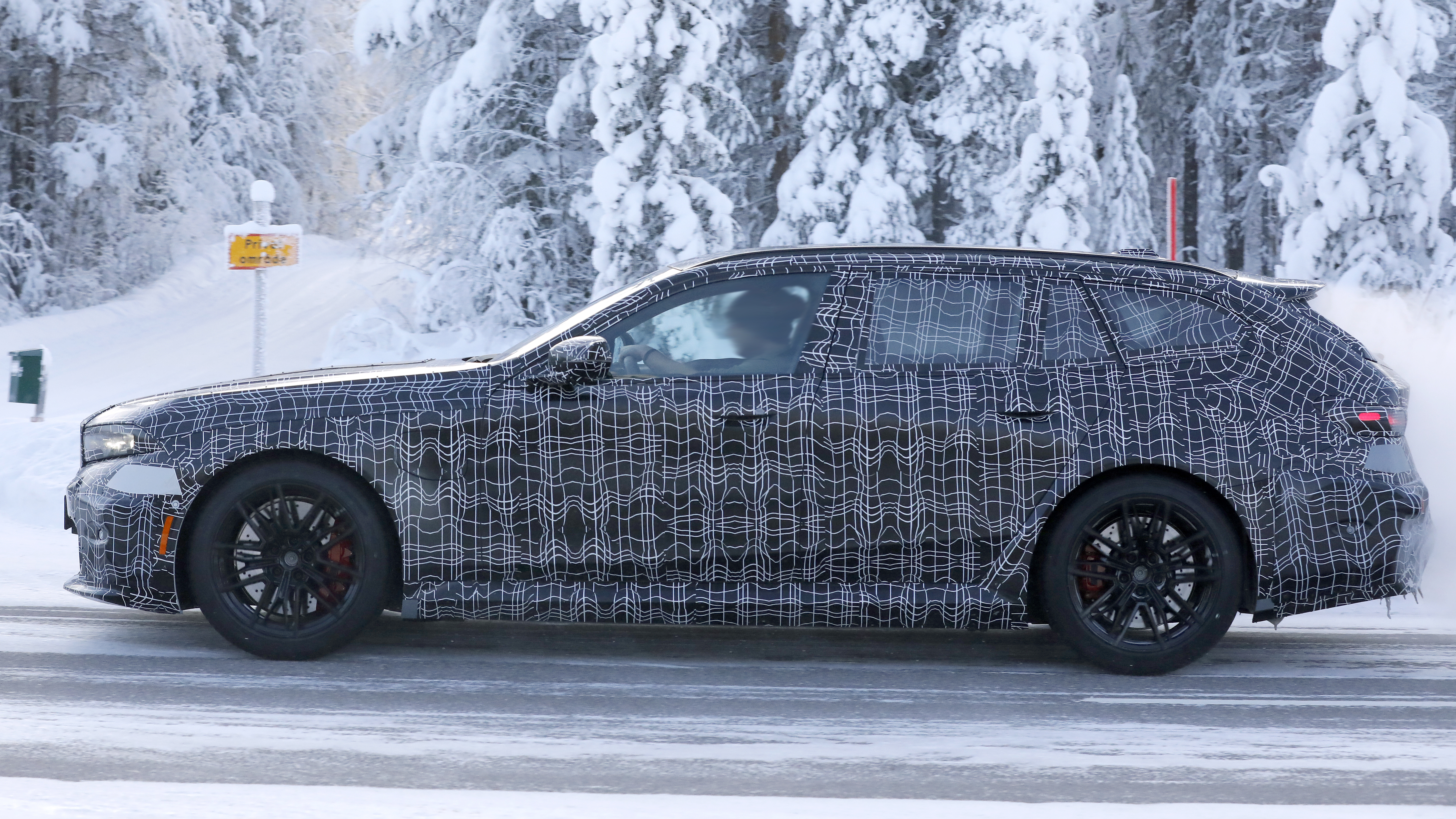 New BMW M5 Touring spy shot - side 