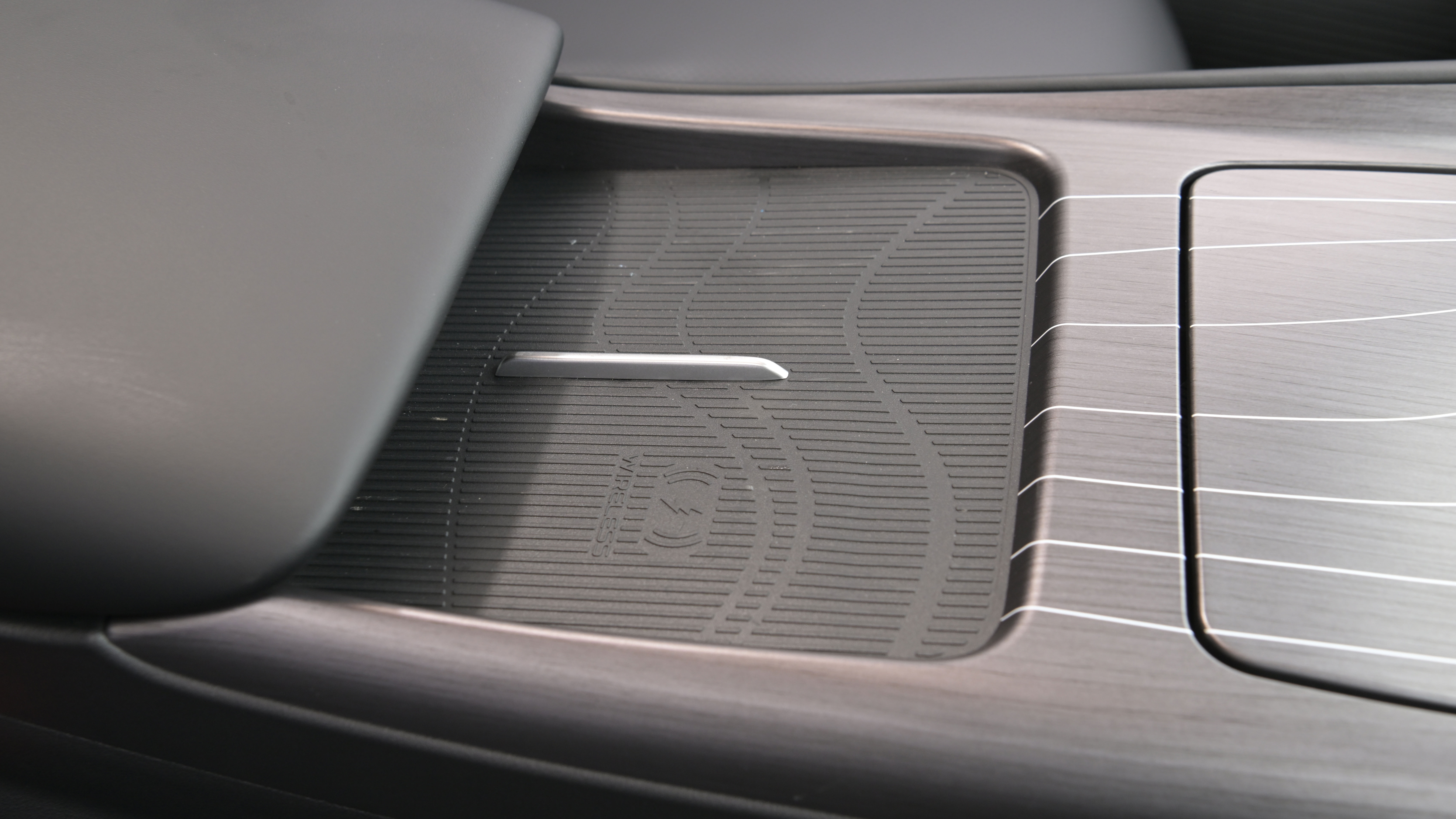Geely Starray UK - wireless charging pad