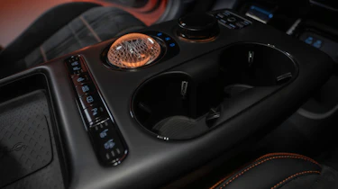 Genesis GV60 Magma - centre console