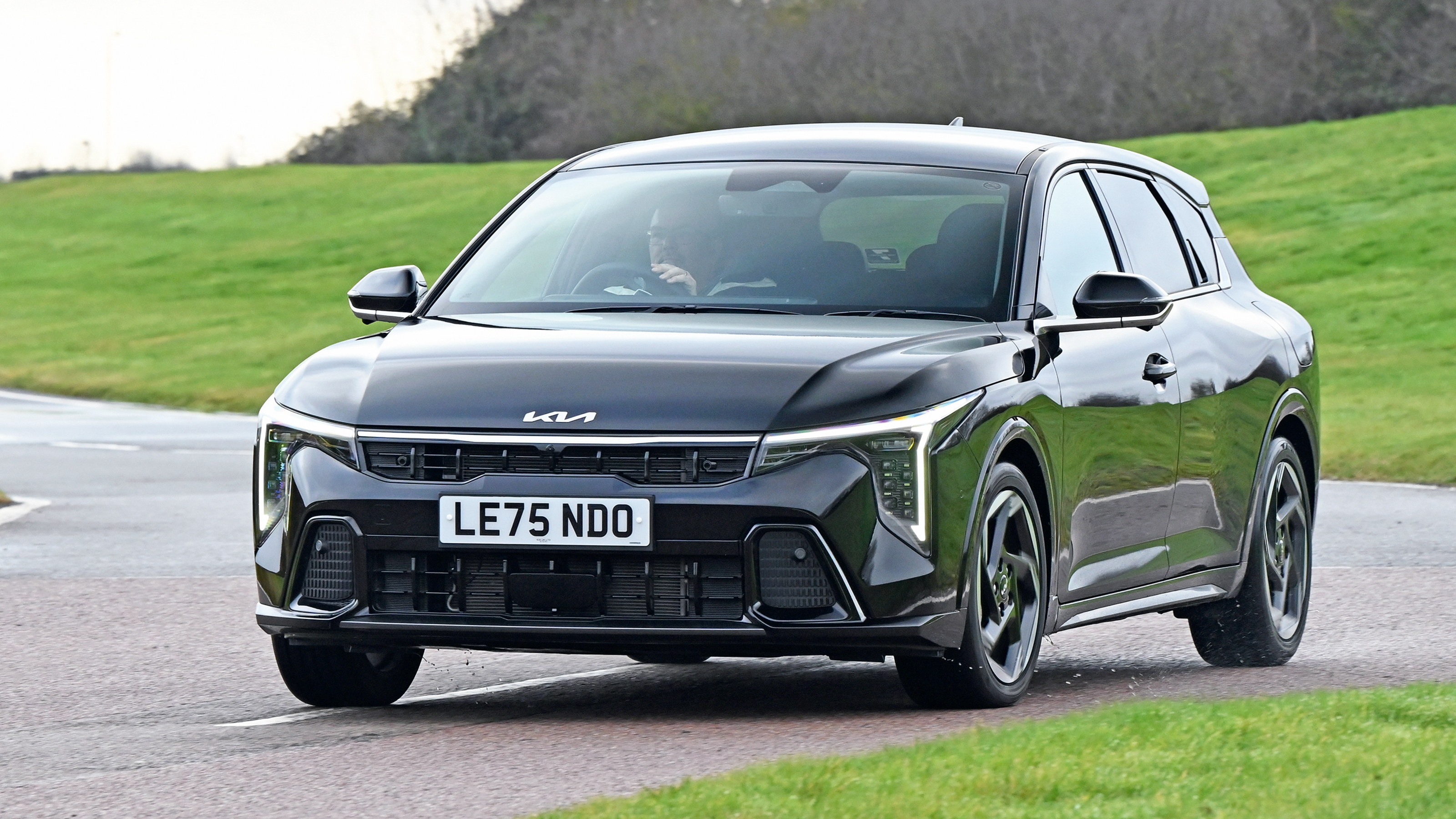 Kia K4 - front cornering
