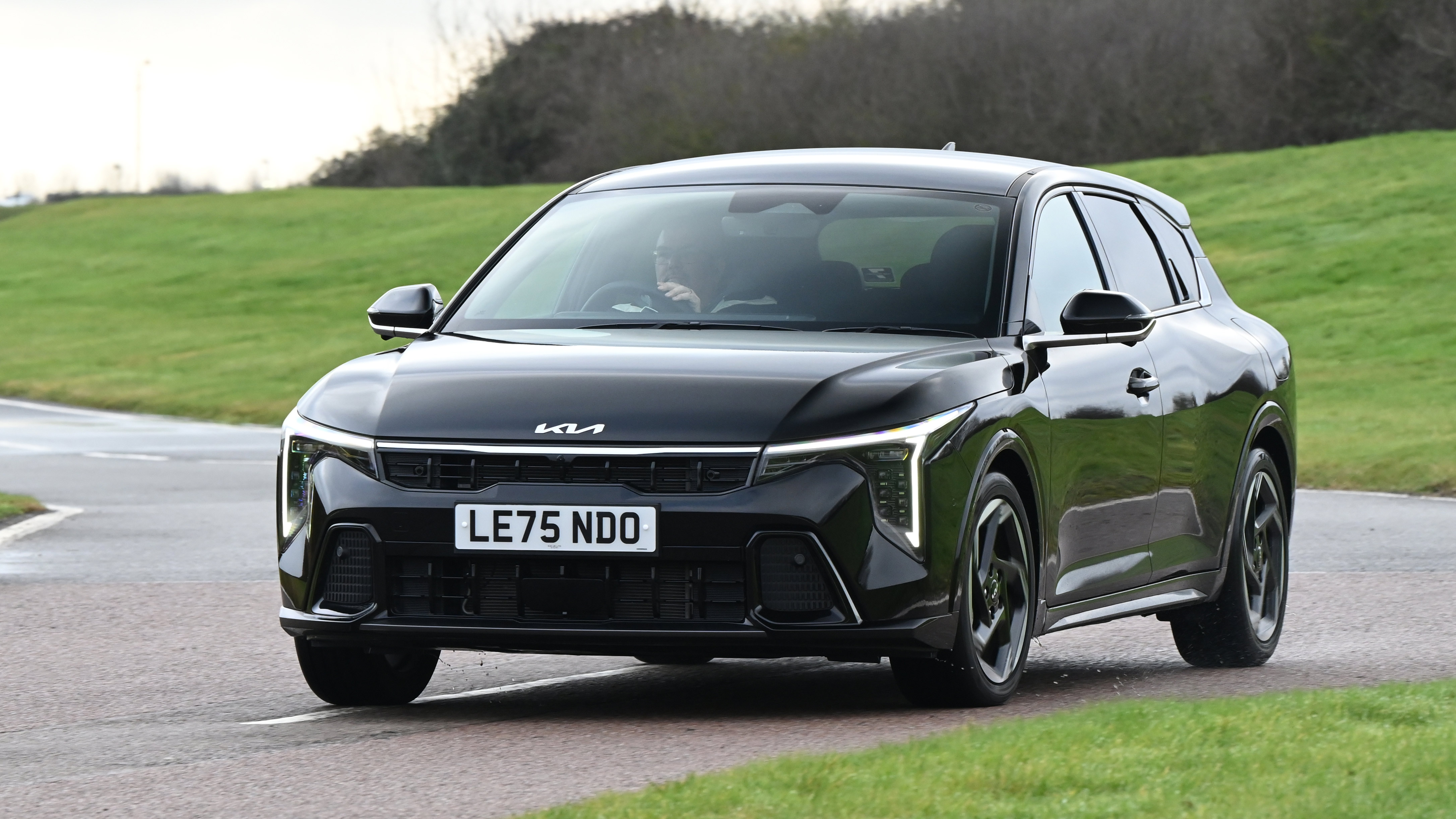 Kia K4 - front cornering