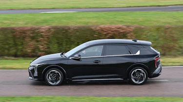 Kia K4 - side