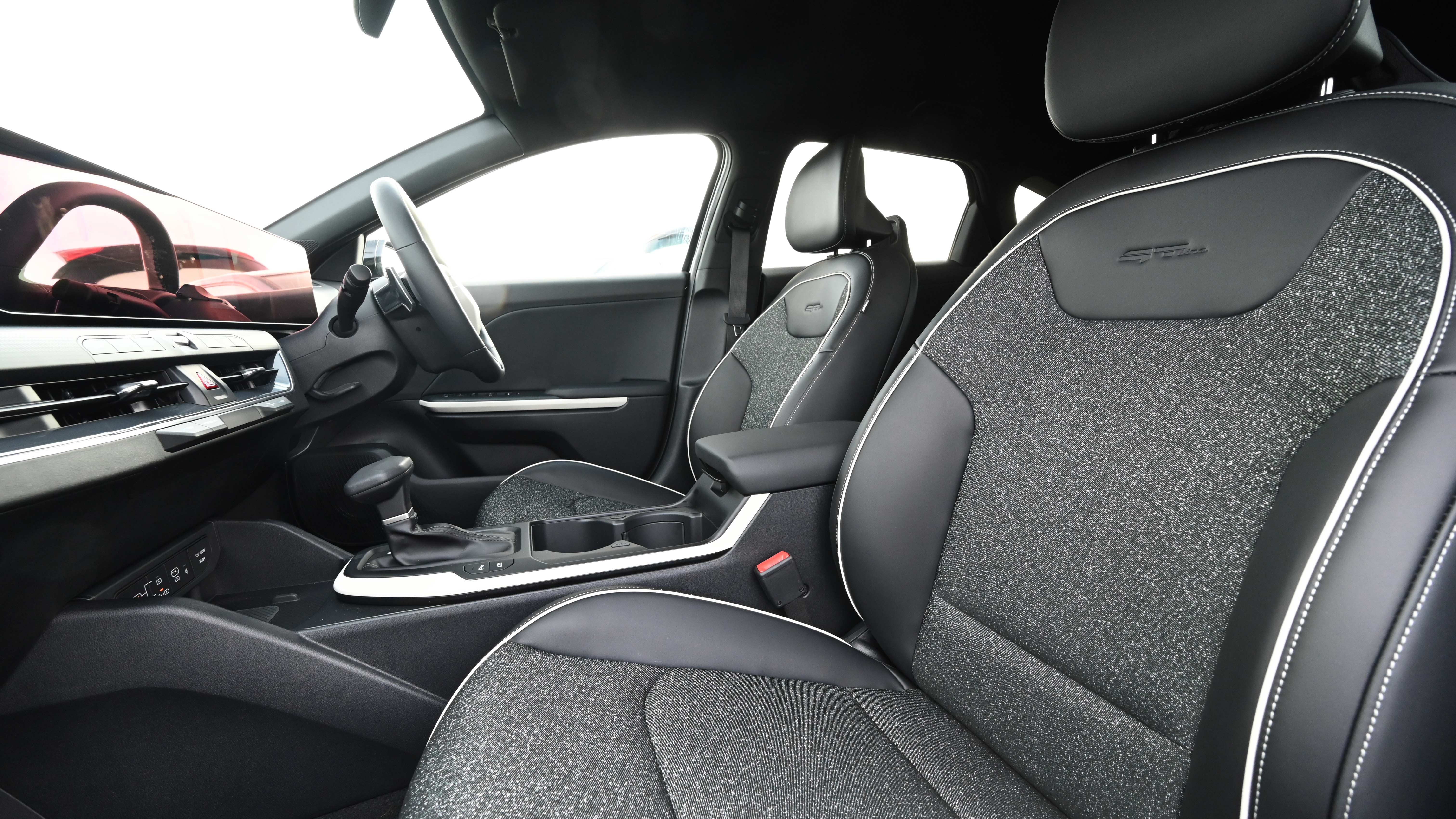 Kia K4 - front seats
