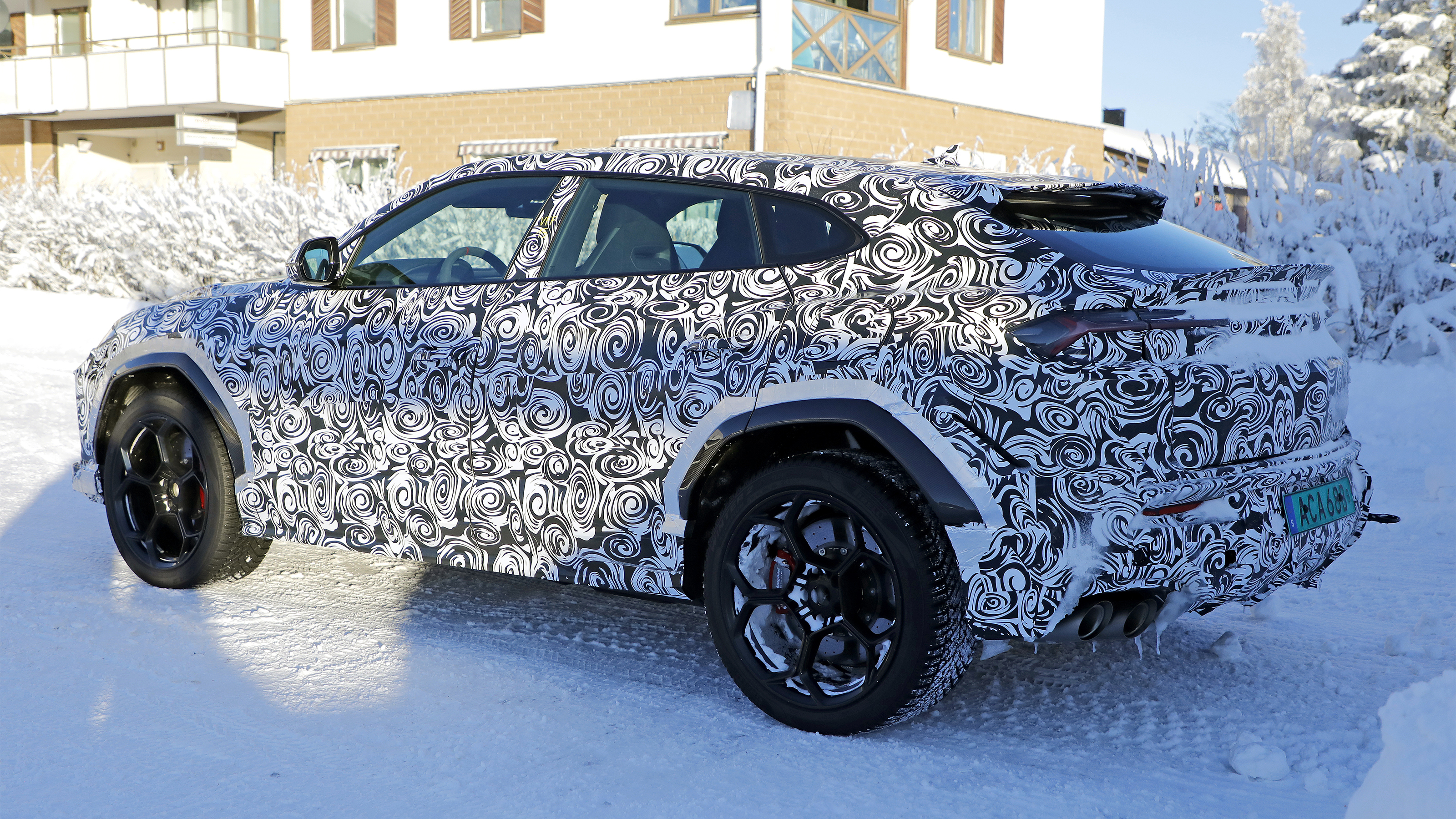 Lamborghini Urus SE Performante - rear angled